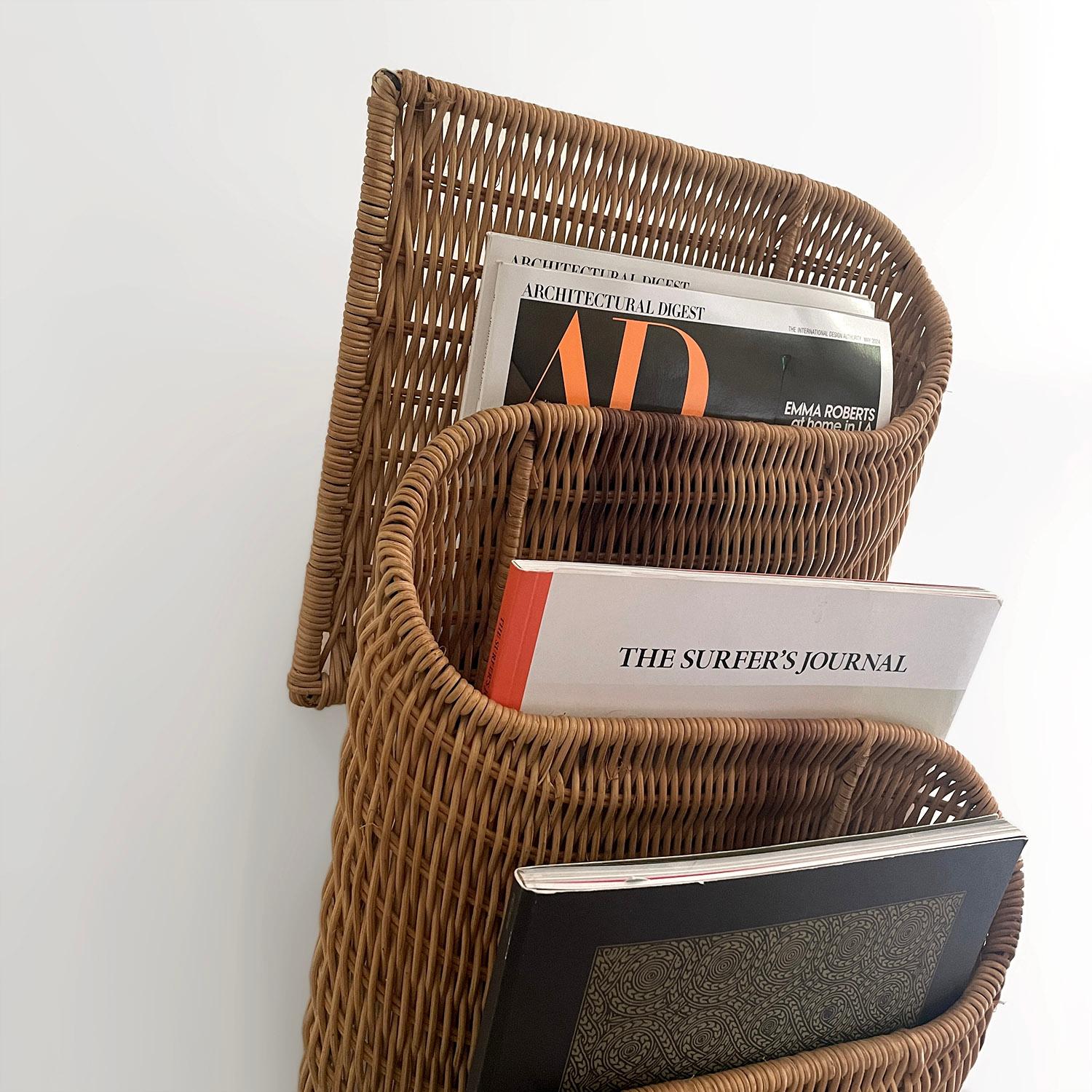Italienisches Rattan-Magazin-Wandregal mit Skulpturen im Zustand „Gut“ im Angebot in Los Angeles, CA