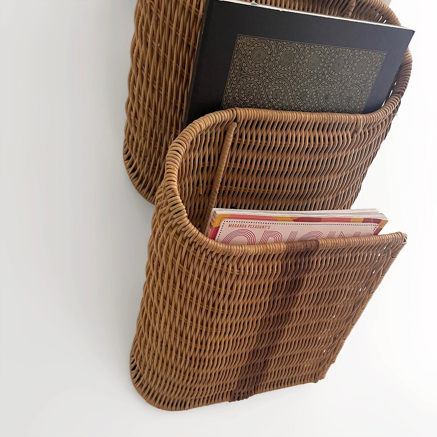 Italienisches Rattan-Magazin-Wandregal mit Skulpturen (Ende des 20. Jahrhunderts) im Angebot