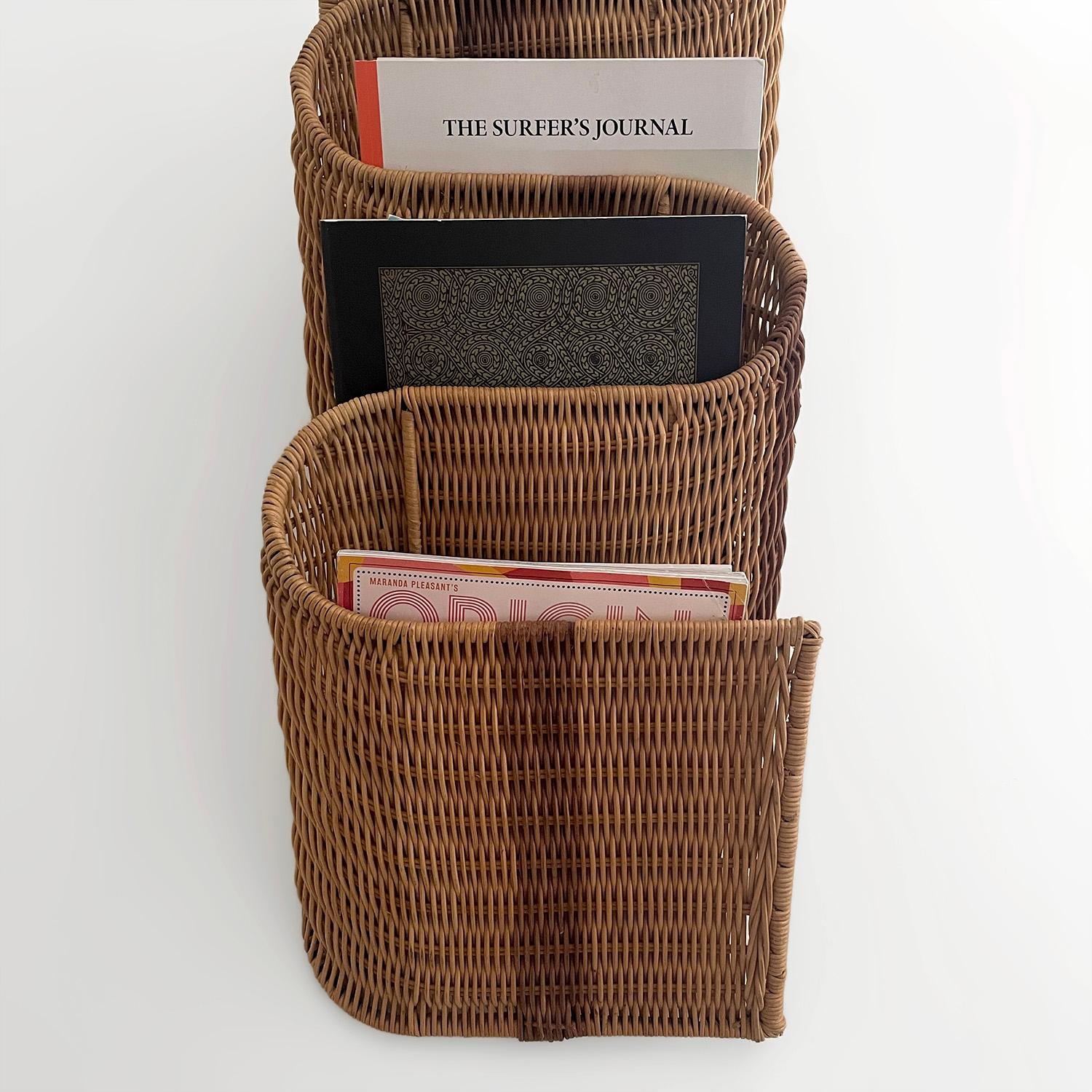 Italienisches Rattan-Magazin-Wandregal mit Skulpturen im Angebot 1