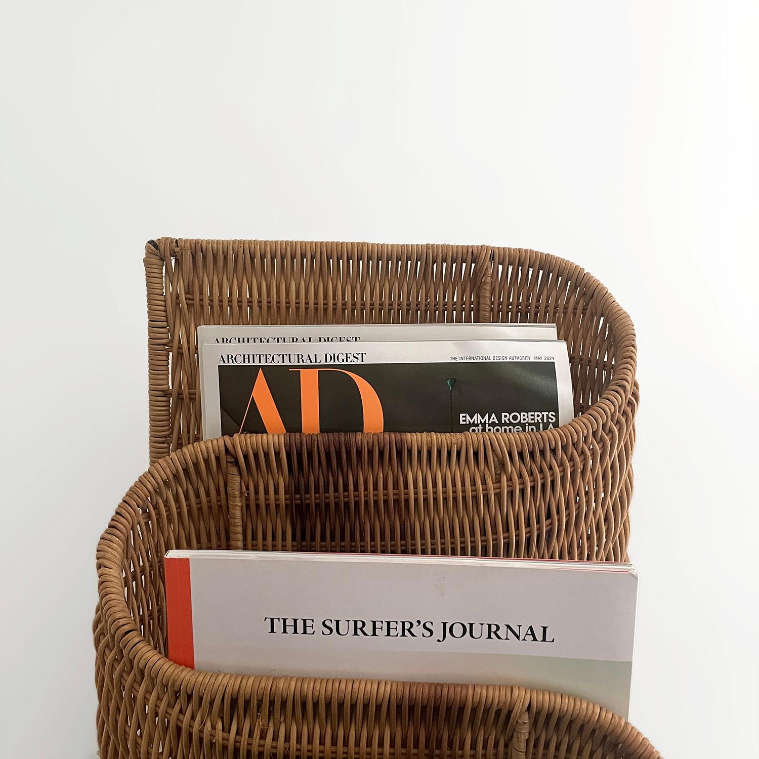 Italienisches Rattan-Magazin-Wandregal mit Skulpturen im Angebot 2