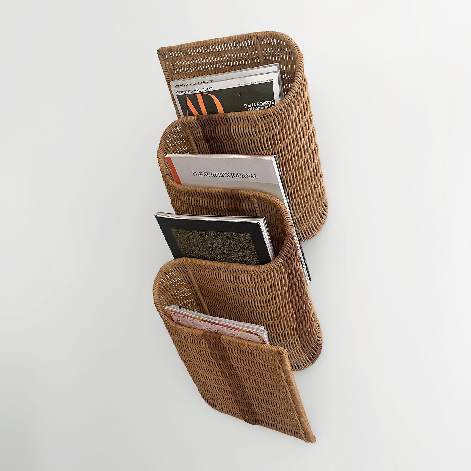 Italienisches Rattan-Magazin-Wandregal mit Skulpturen im Angebot 4