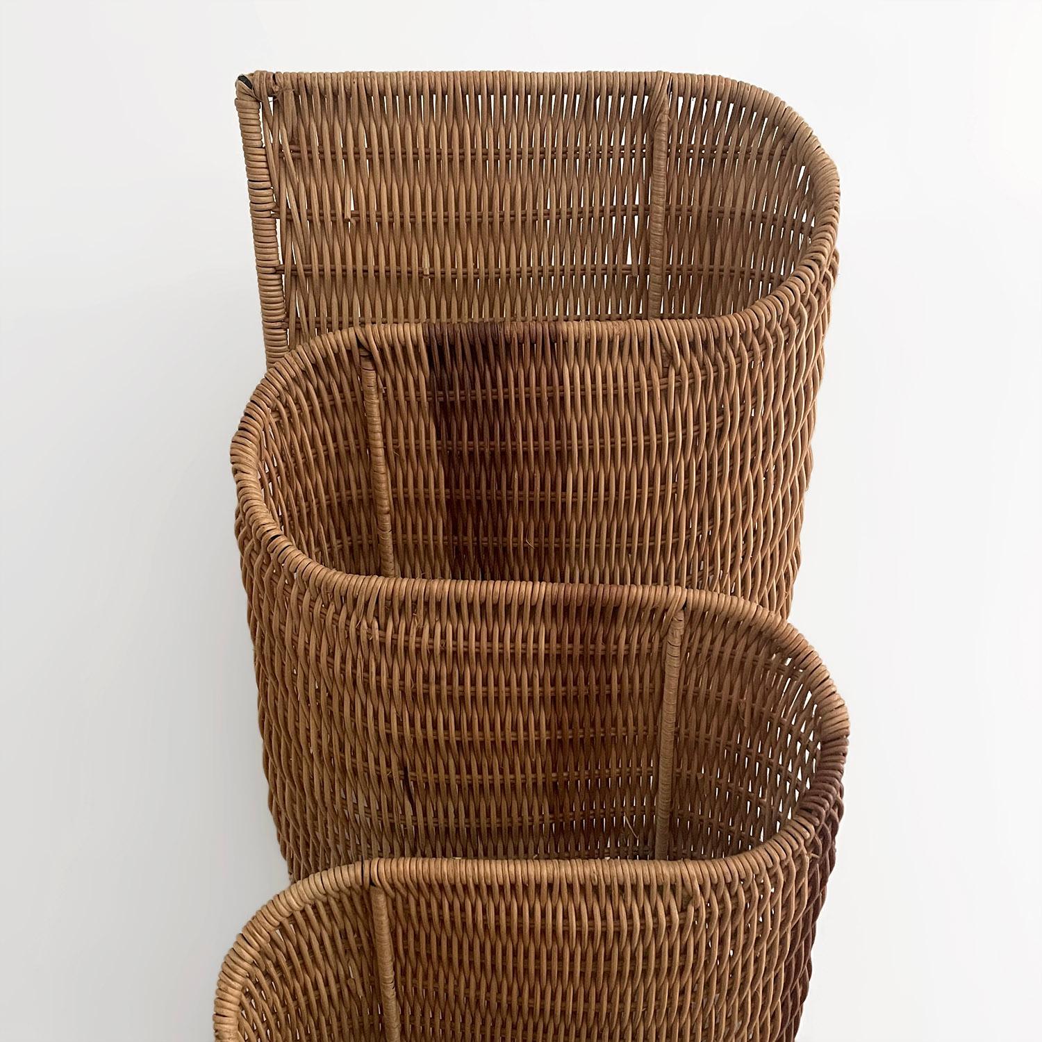 Italienisches Rattan-Magazin-Wandregal mit Skulpturen im Angebot 5