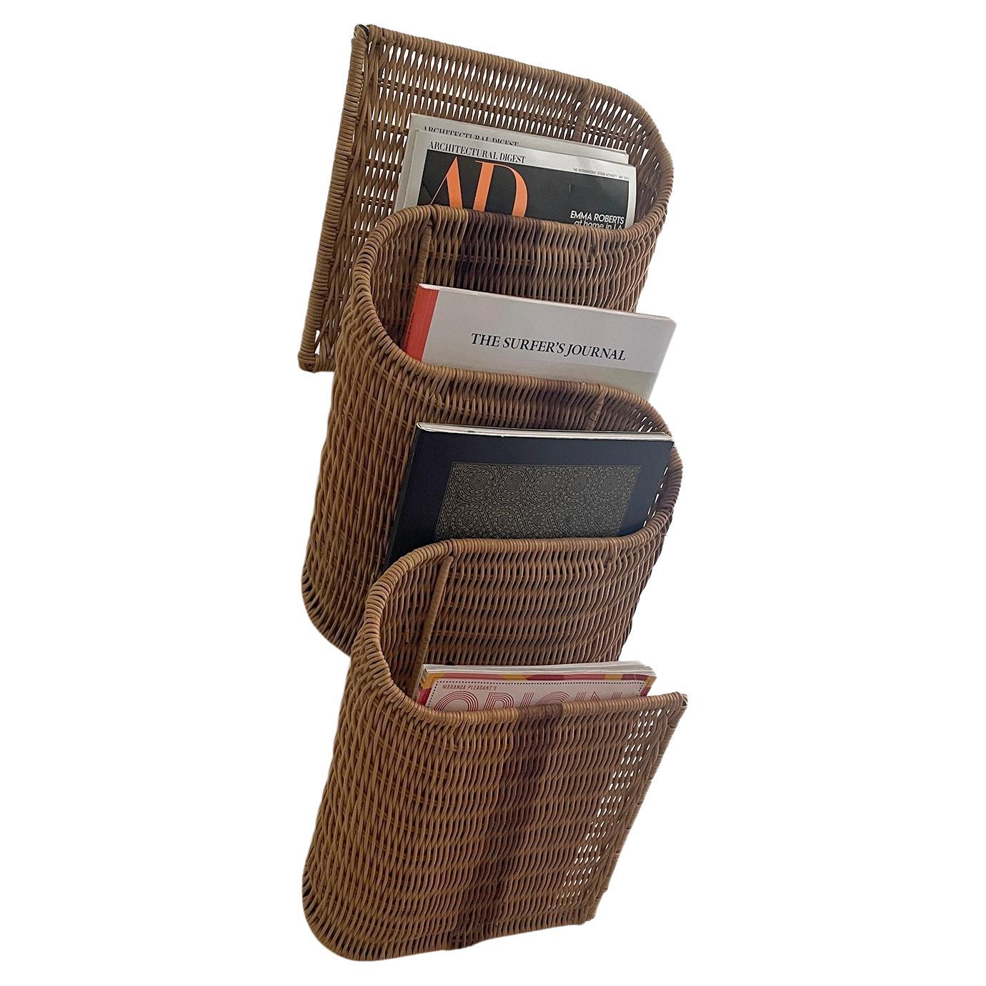 Italienisches Rattan-Magazin-Wandregal mit Skulpturen im Angebot