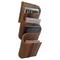 Italienisches Rattan-Magazin-Wandregal mit Skulpturen