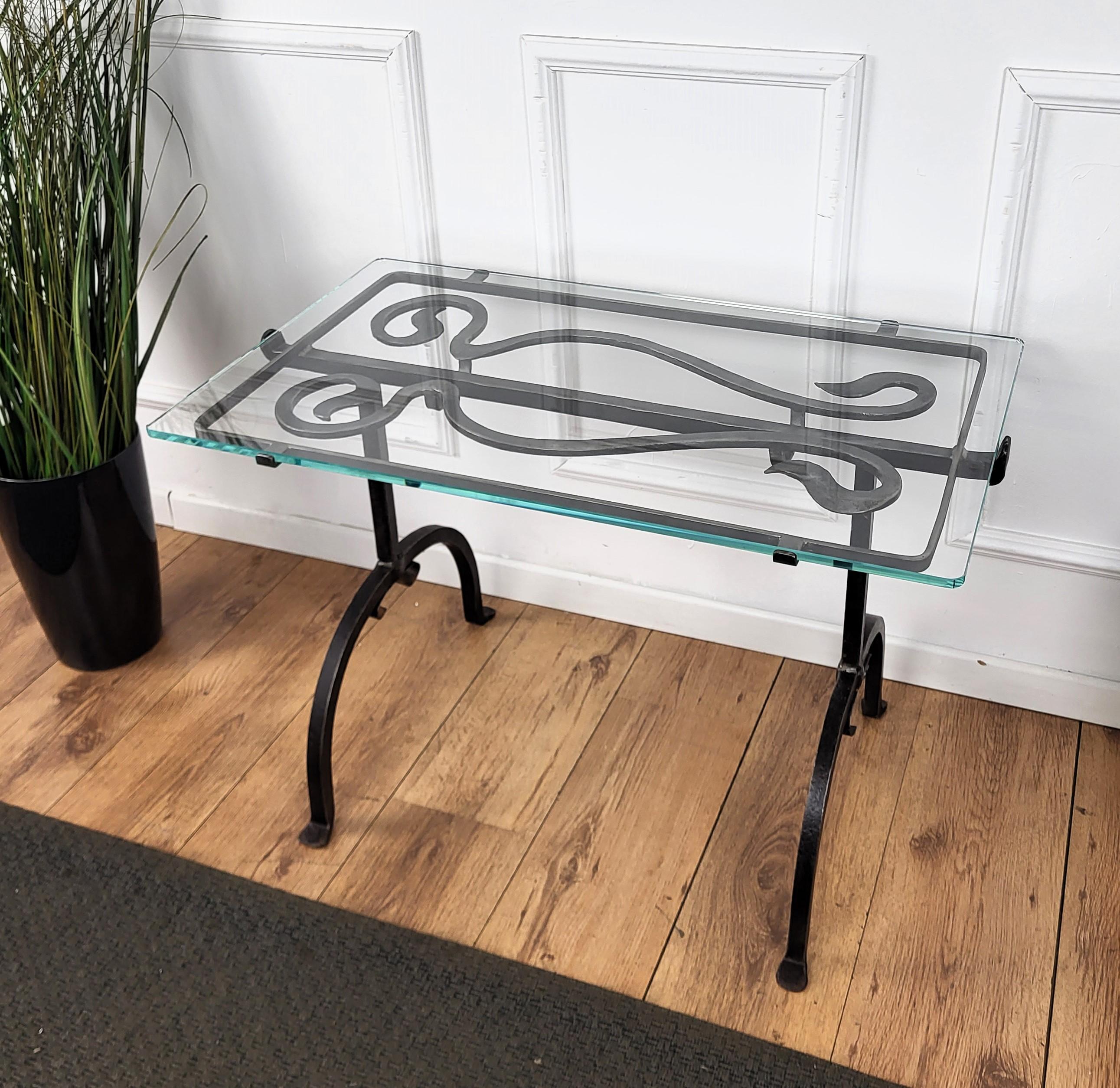 Italian Sculptural Brutalist Wrought Iron and Glass Coffee Table or Side Table In Good Condition For Sale In Carimate, Como