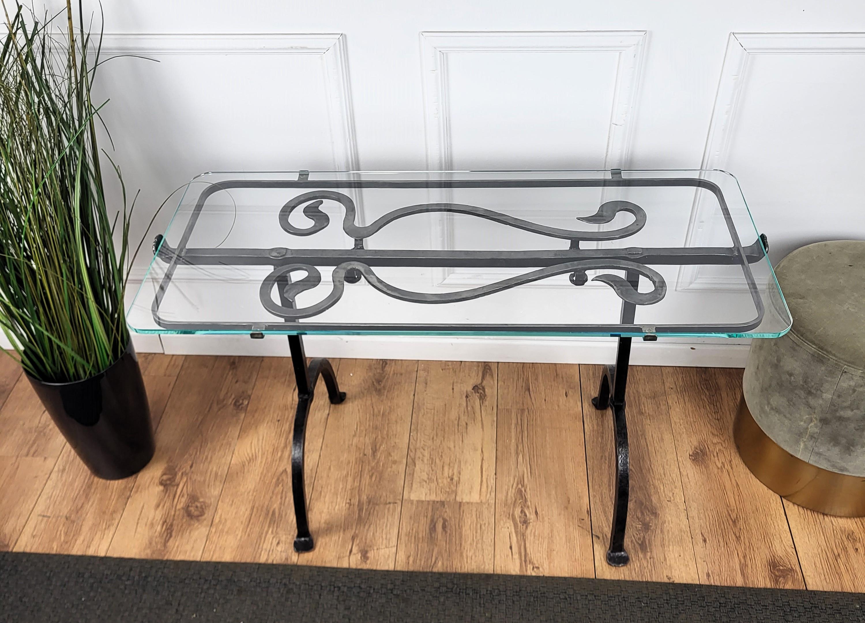 Italian Sculptural Brutalist Wrought Iron and Glass Coffee Table or Side Table In Good Condition For Sale In Carimate, Como