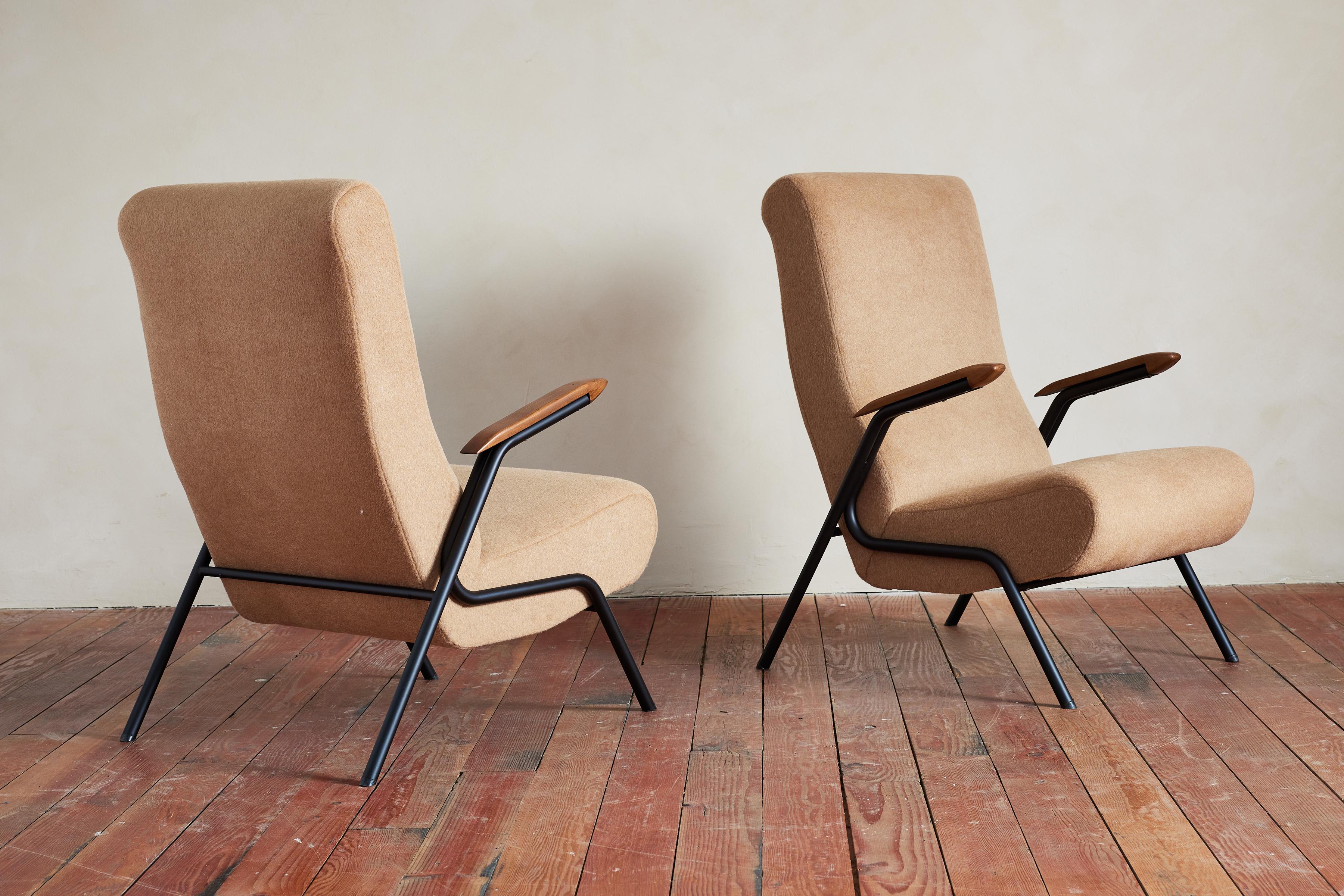 Bellissime sedie scultoree italiane degli anni '50 appena rivestite in splendido mohair cammello belga. 

Struttura tubolare in metallo nero dalla forma scultorea 

Braccioli fluttuanti in legno con gambe angolari. 