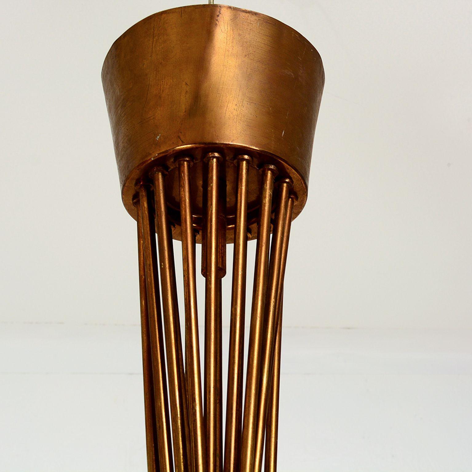 Pour votre considération : Plafonnier lustre italien des années 1950 attribué à Arreloduce.

Seize (16) bras sculpturaux sont reliés à la verrière. Les abat-jour sont fabriqués en aluminium filé peint en ivoire.

 Attribué à Angelo Lelli pour
