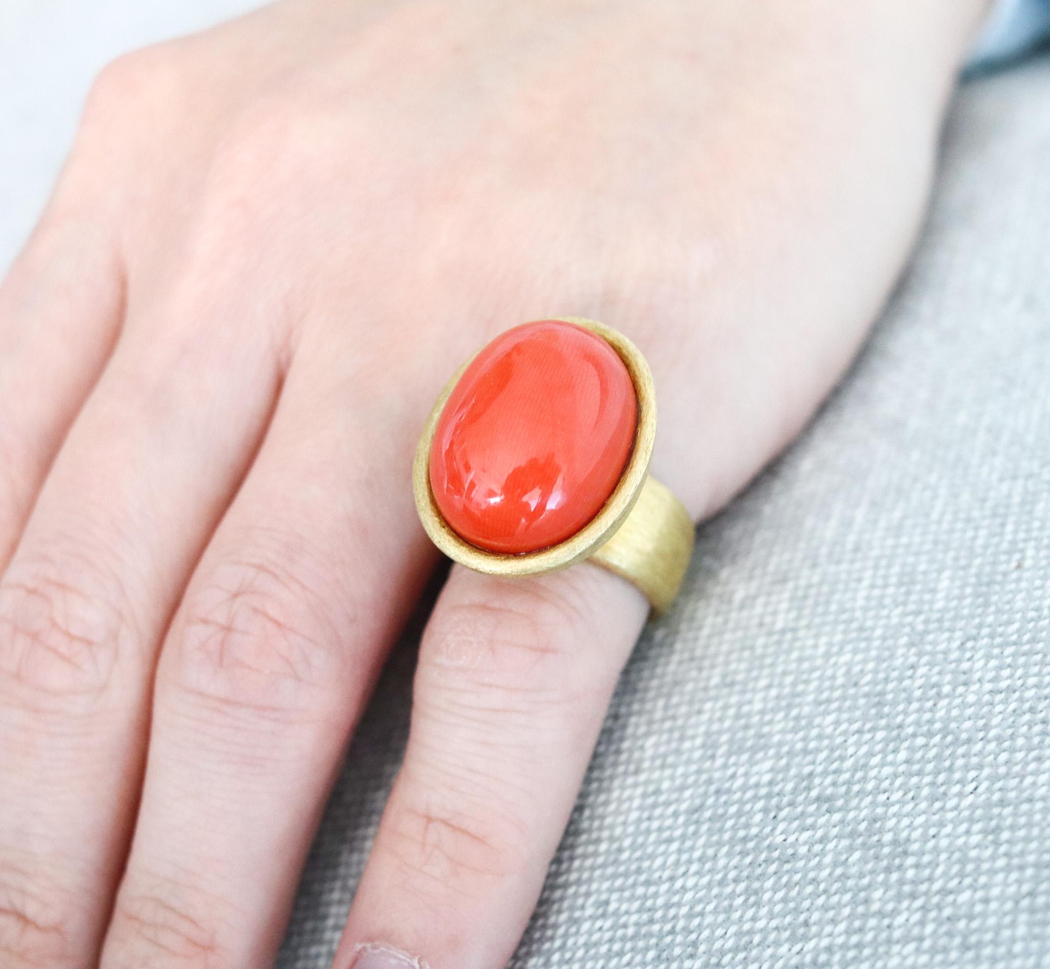 Italian Sculptural Cocktail Ring In Solid Brushed 18Kt Yellow Gold And Red Coral For Sale 2