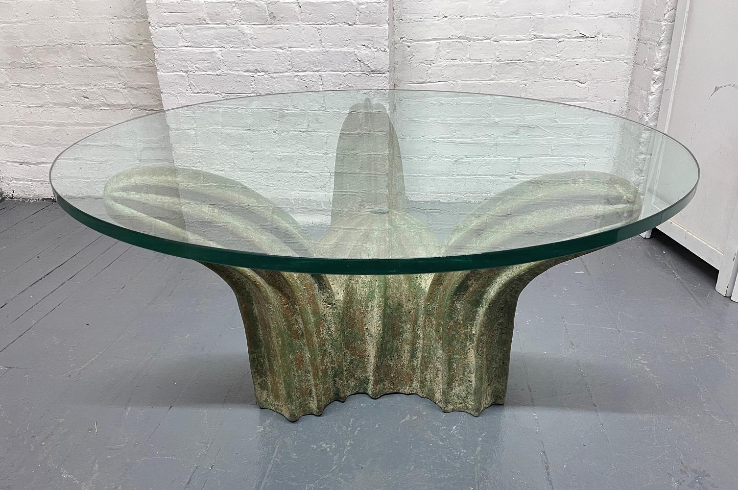 Table basse italienne sculpturale en céramique émaillée. La table a un beau plateau rond en verre d'un pouce d'épaisseur.