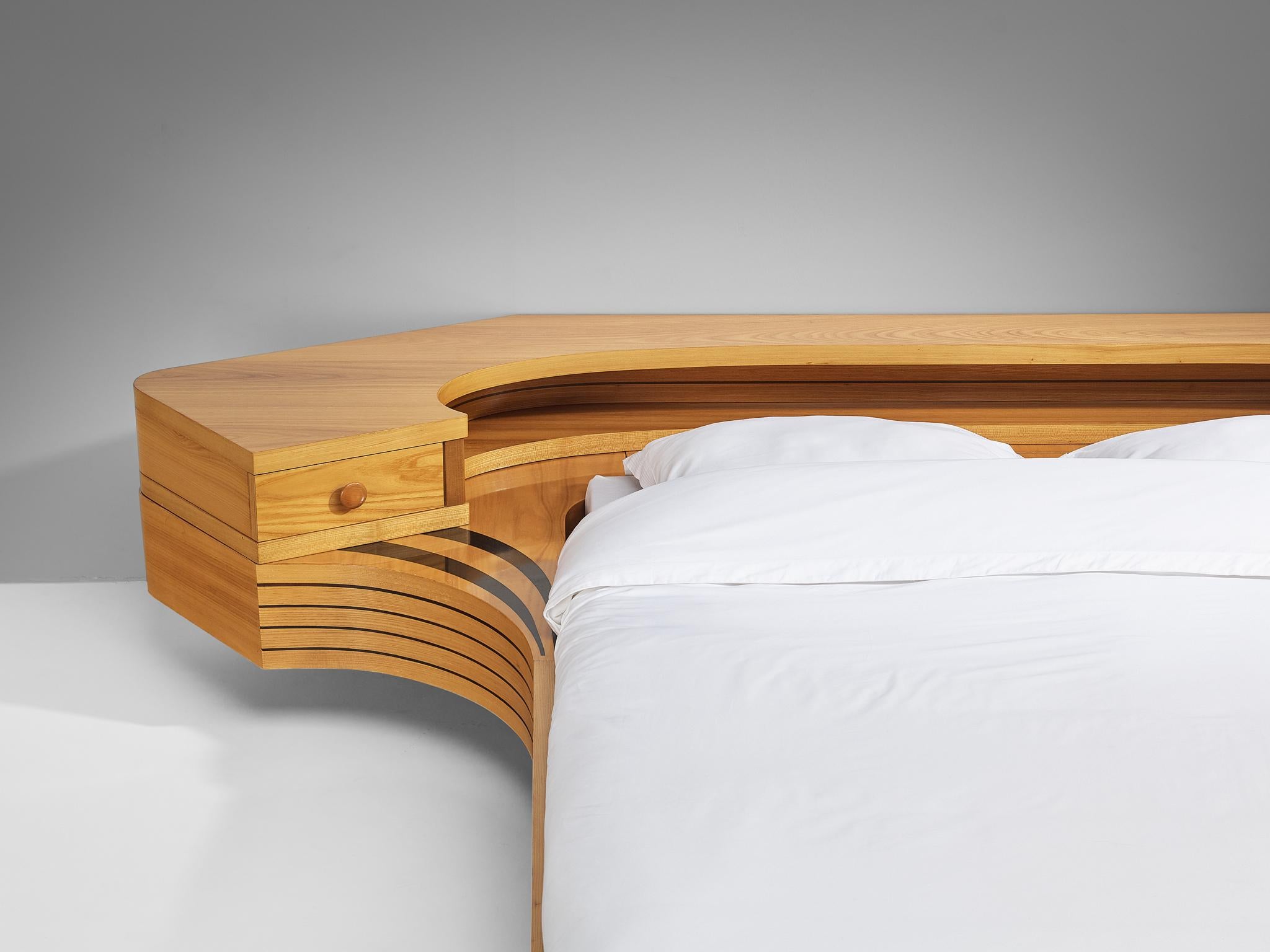 Italienisches skulpturales italienisches Bett in King Size mit integrierten Nachttischen aus Ulme 4