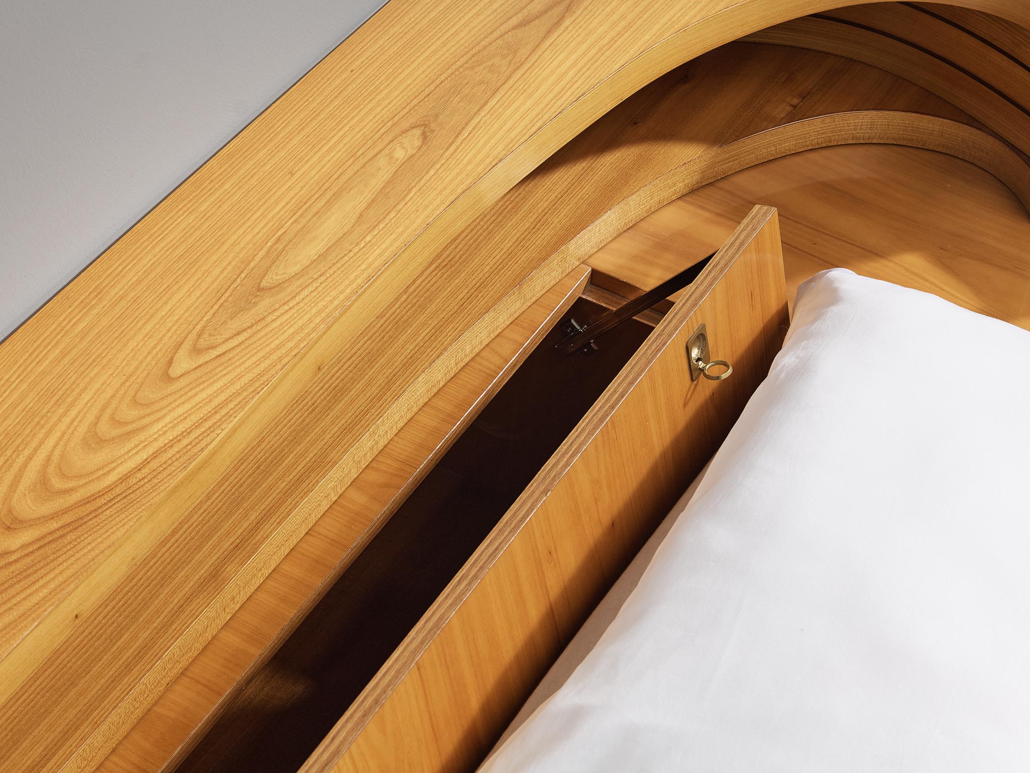 Italienisches skulpturales italienisches Bett in King Size mit integrierten Nachttischen aus Ulme 5