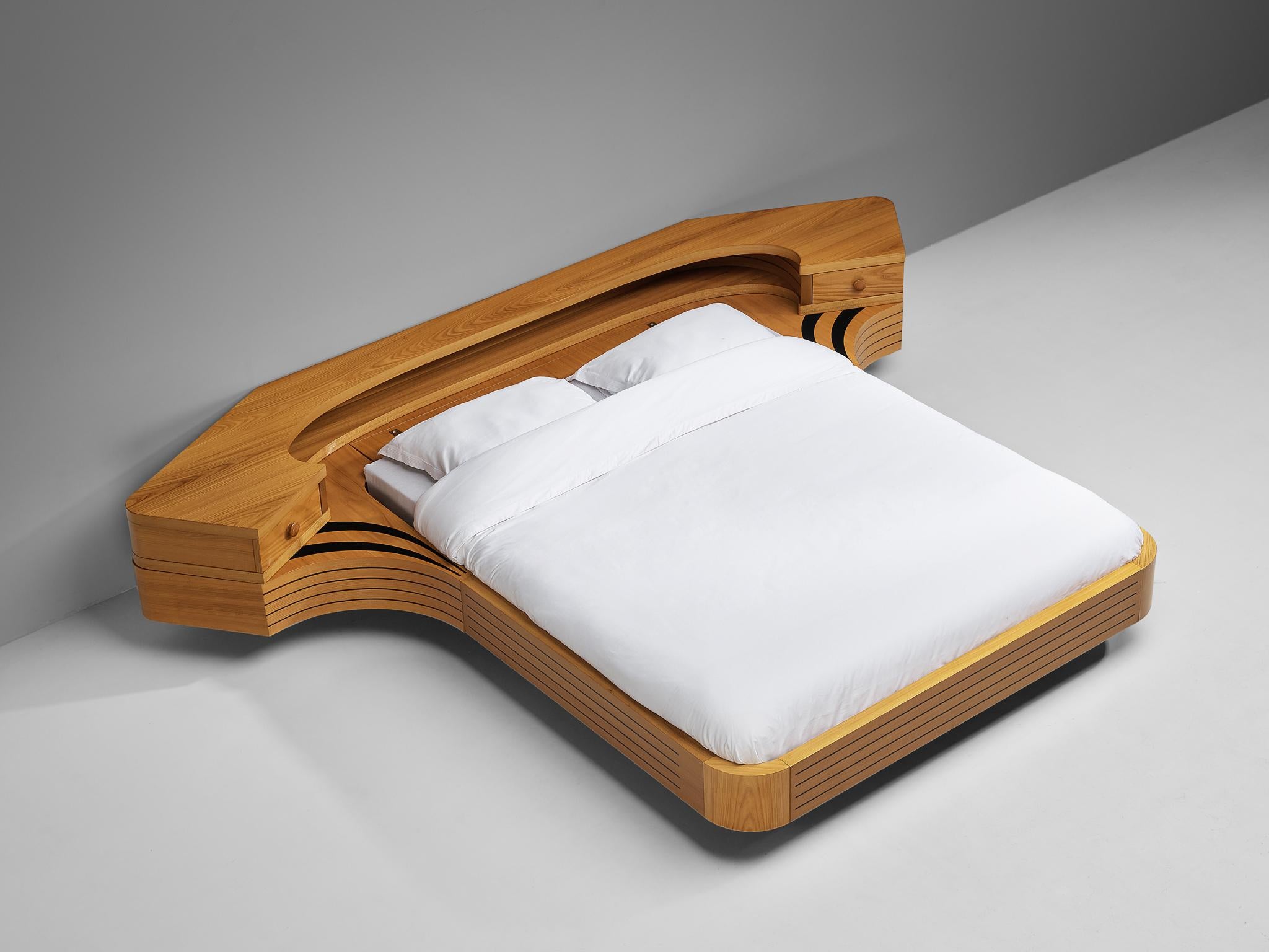 King Size Bett, Ulme, Holz, Italien, 1970er

Ein fesselndes und skulpturales Doppelbett, hergestellt in Italien in den 1970er Jahren. Dieses Stück hat eine erstaunliche Qualität, die nicht nur im Design selbst, sondern auch in der geschickten