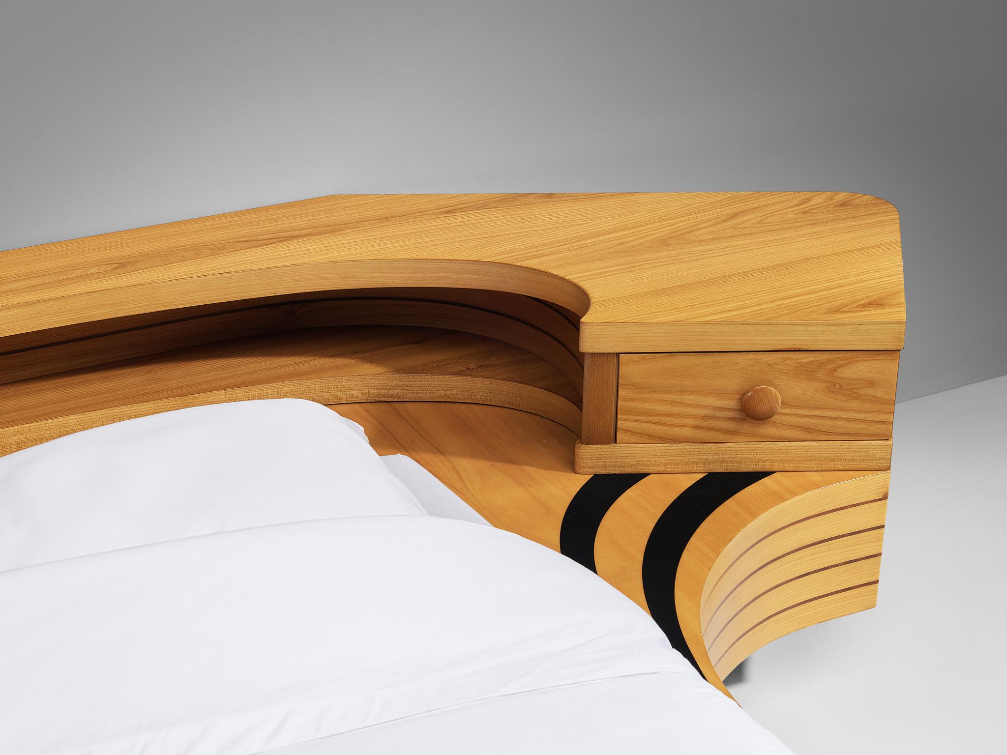 Italienisches skulpturales italienisches Bett in King Size mit integrierten Nachttischen aus Ulme (Postmoderne)