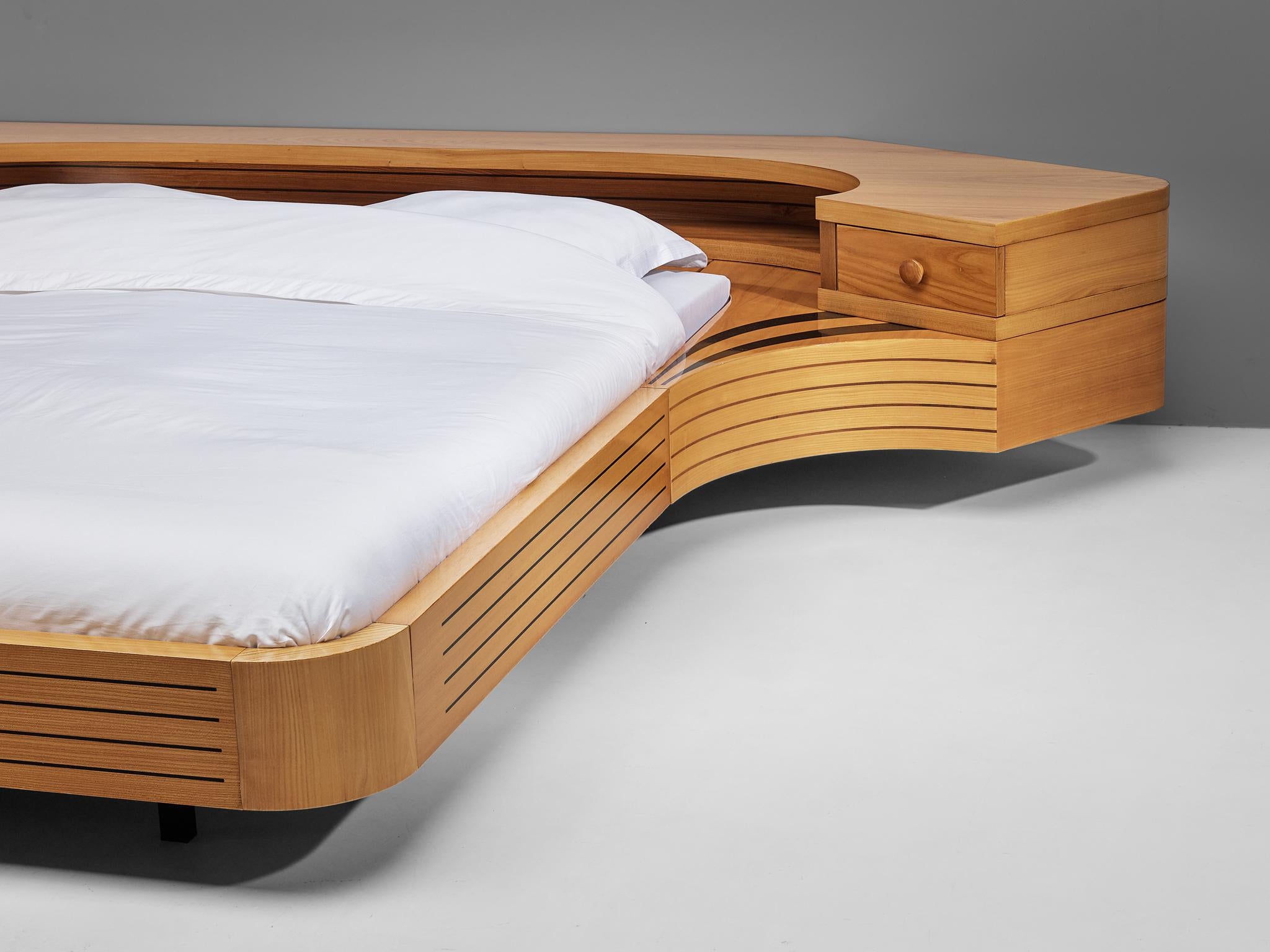 Italienisches skulpturales italienisches Bett in King Size mit integrierten Nachttischen aus Ulme (Ende des 20. Jahrhunderts)