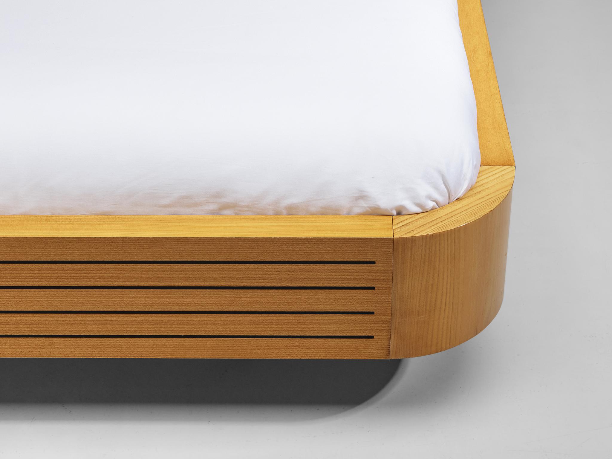 Italienisches skulpturales italienisches Bett in King Size mit integrierten Nachttischen aus Ulme 2