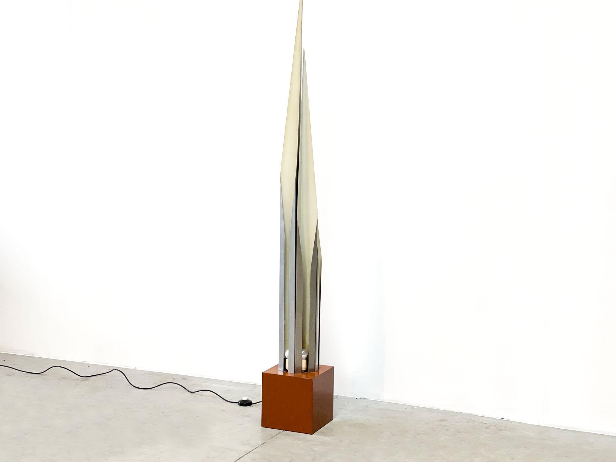 Italian sculptural floor lamp
Very sculptural and stylish Italian floor lamp, made in the 70's in Italy by an unknown manufacturer. Nevertheless it is a beautiful quality floor lamp! The lamps on the base give a amazing light effect! 

