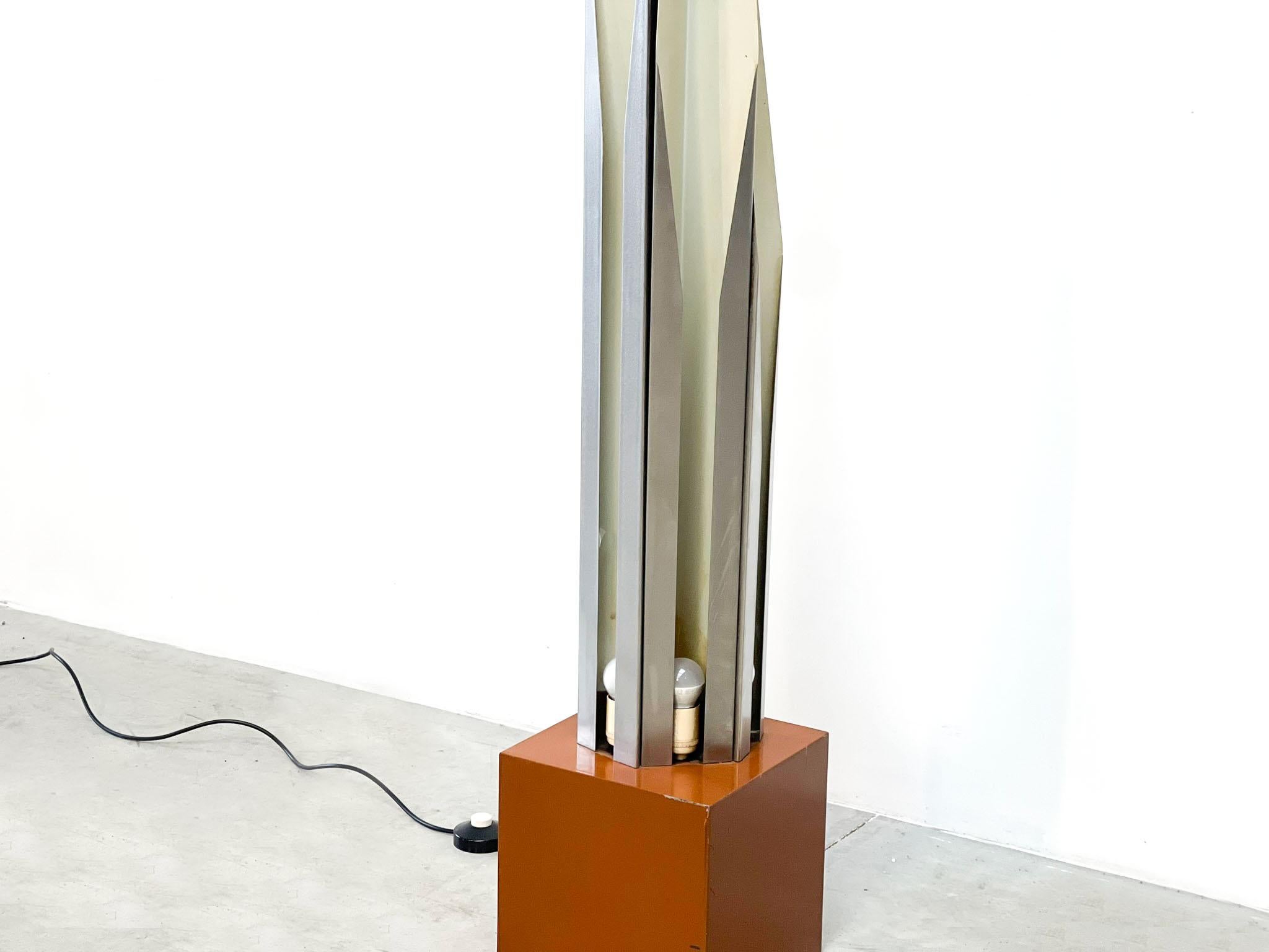 Italian Sculptural Metal Floor Lamp Out of the 1970's In Good Condition In Nijlen, VAN
