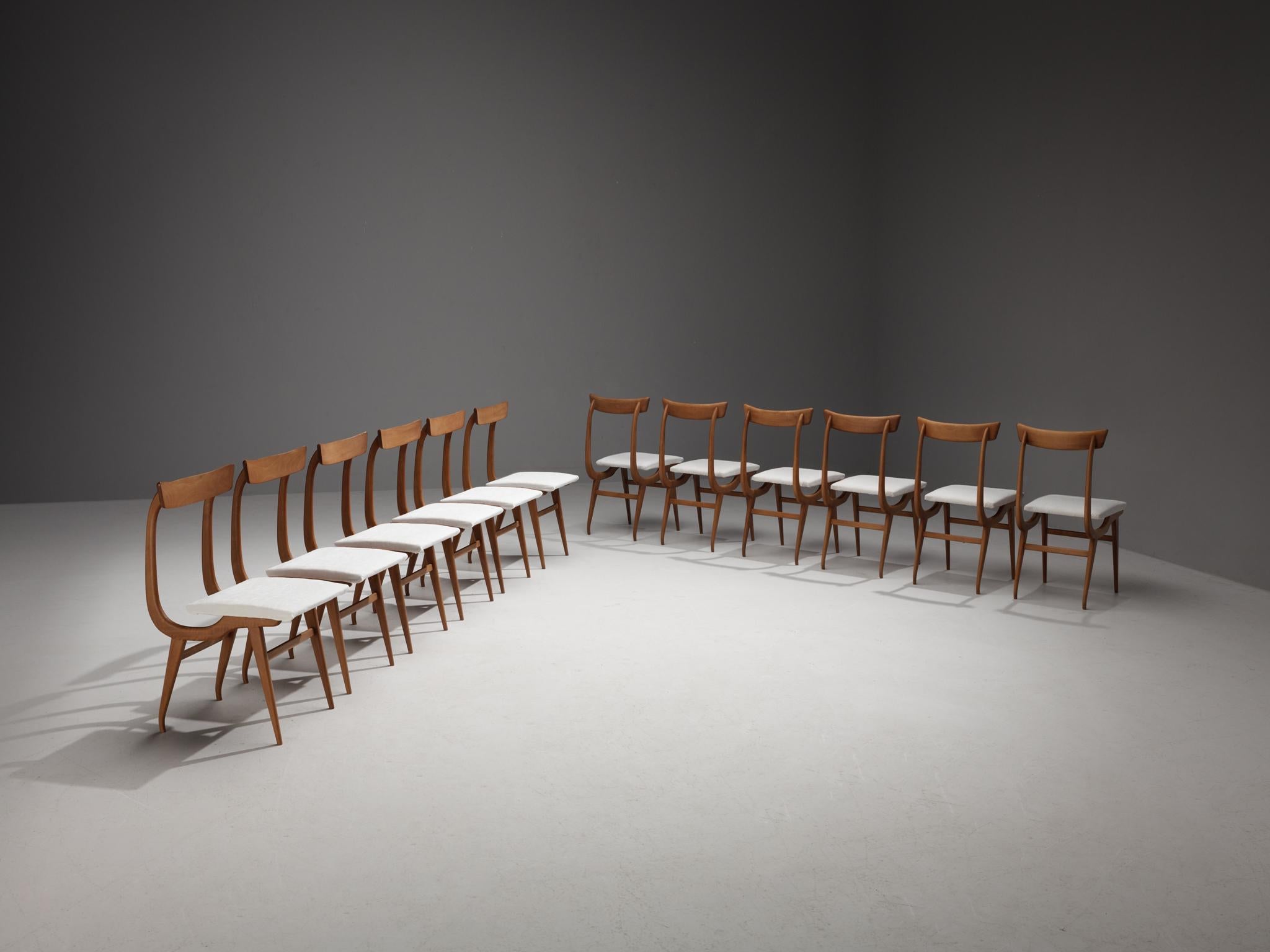 Mid-Century Modern Ensemble sculptural italien de douze chaises de salle à manger en noyer  en vente