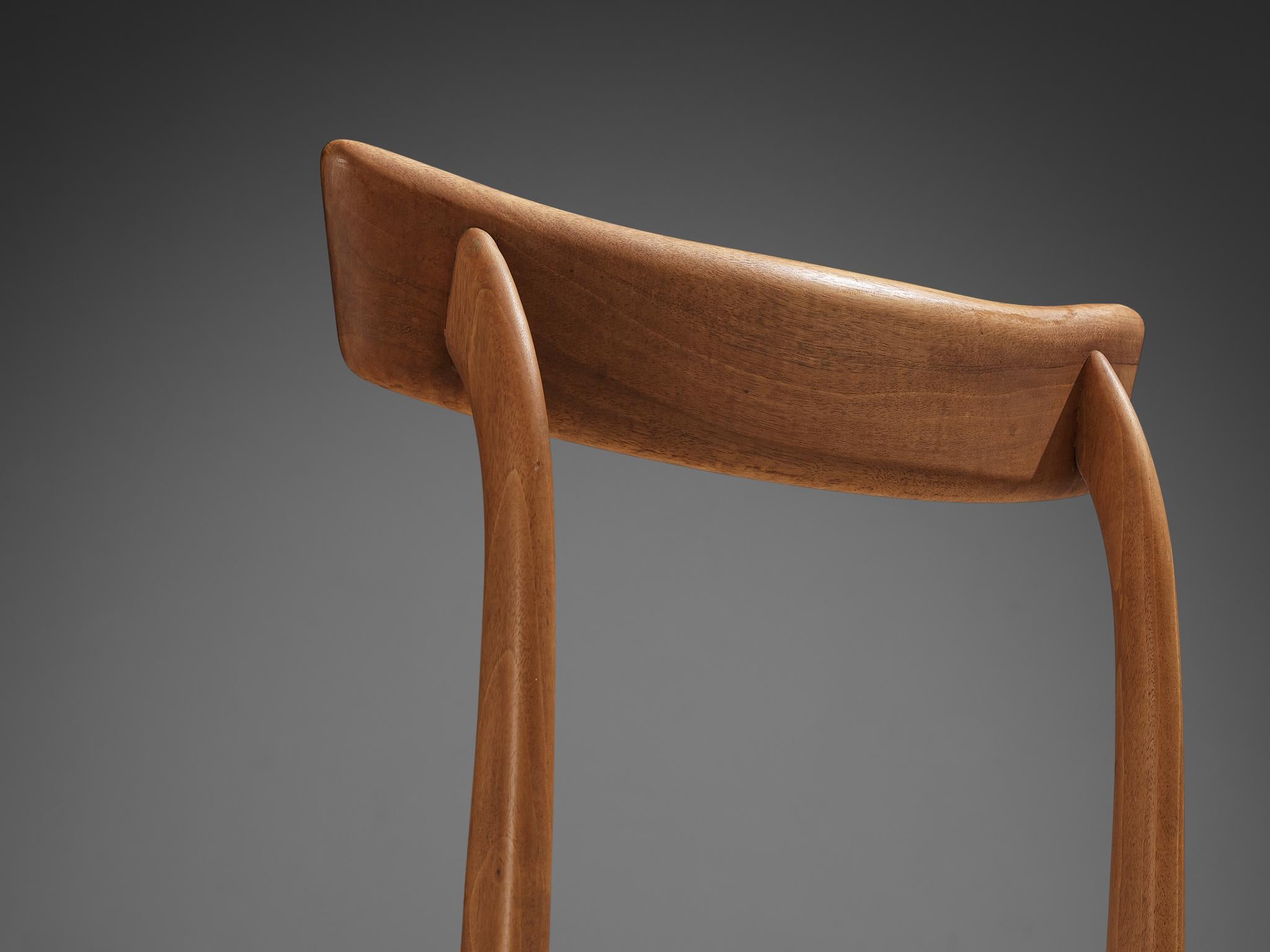 Italienisches skulpturales Set aus zwölf Esszimmerstühlen aus Nussbaumholz  (Stoff) im Angebot