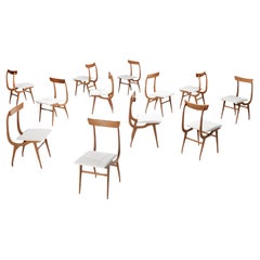 Italienisches skulpturales Set aus zwölf Esszimmerstühlen aus Nussbaumholz 