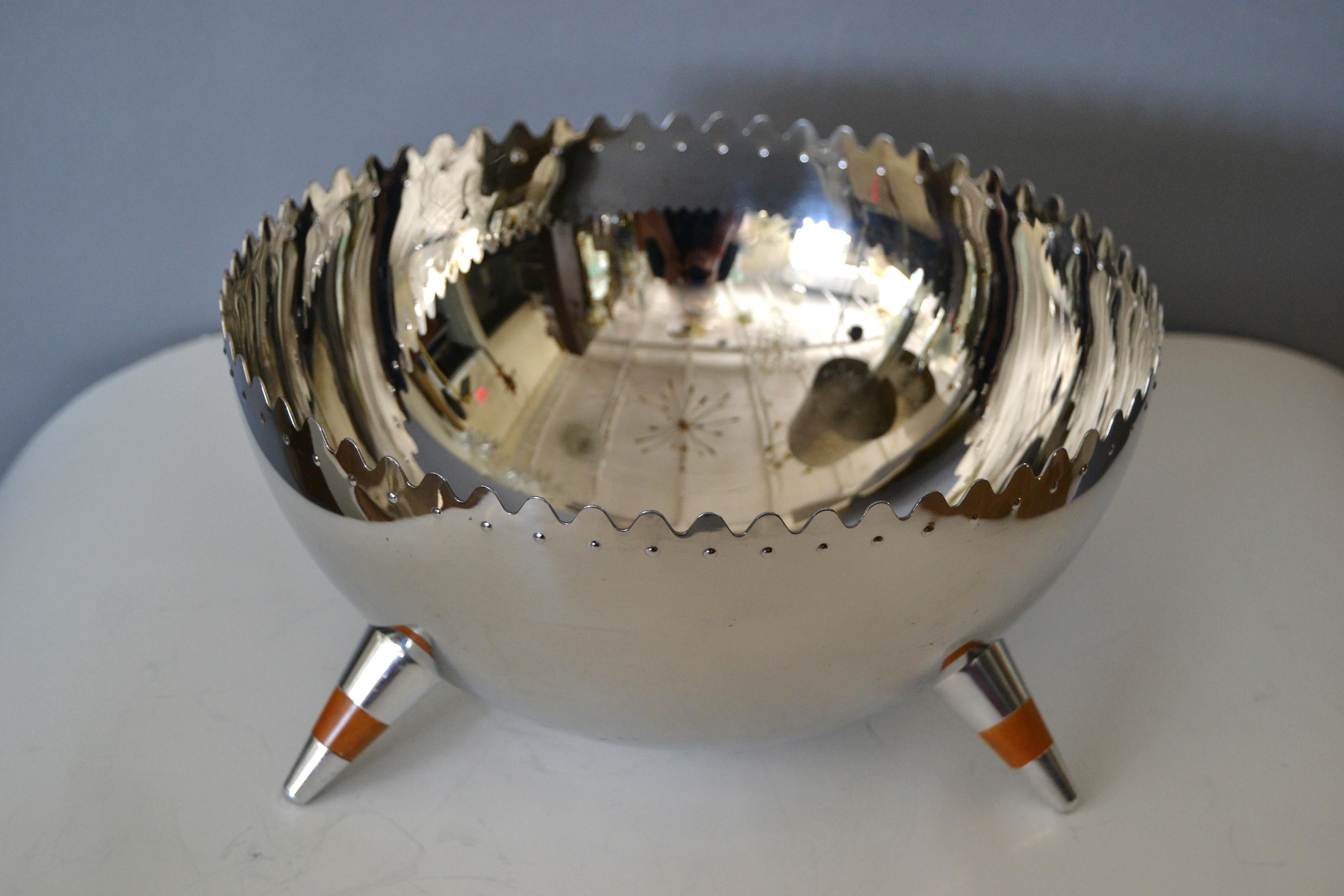 Italian Sculptural Stainless-Steel Salad Bowl with Tripod Legs by Alessi In Good Condition For Sale In Miami, FL