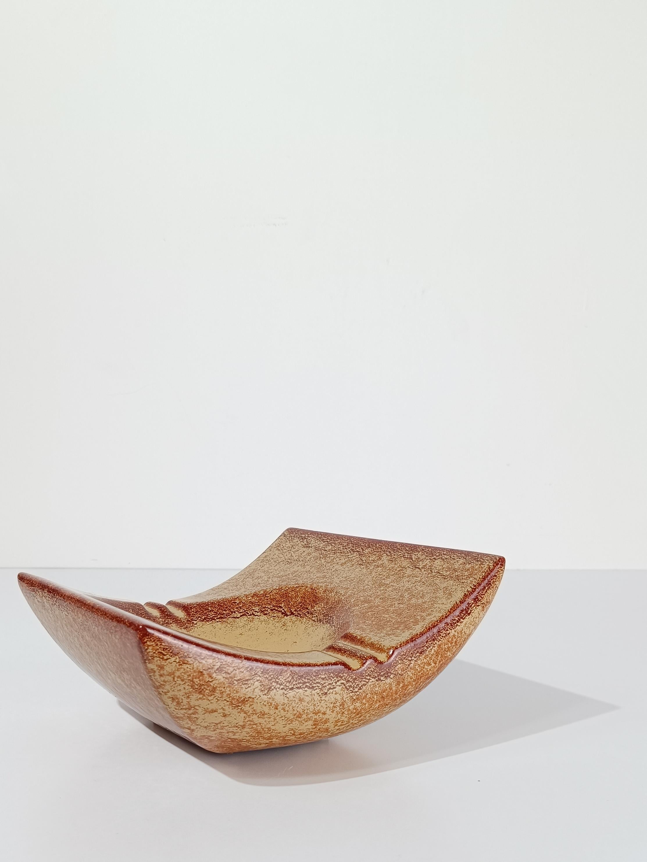 20ième siècle Cendrier sculptural italien Vide-Poche de Roberto Rigon pour Bertoncello Ceramics en vente