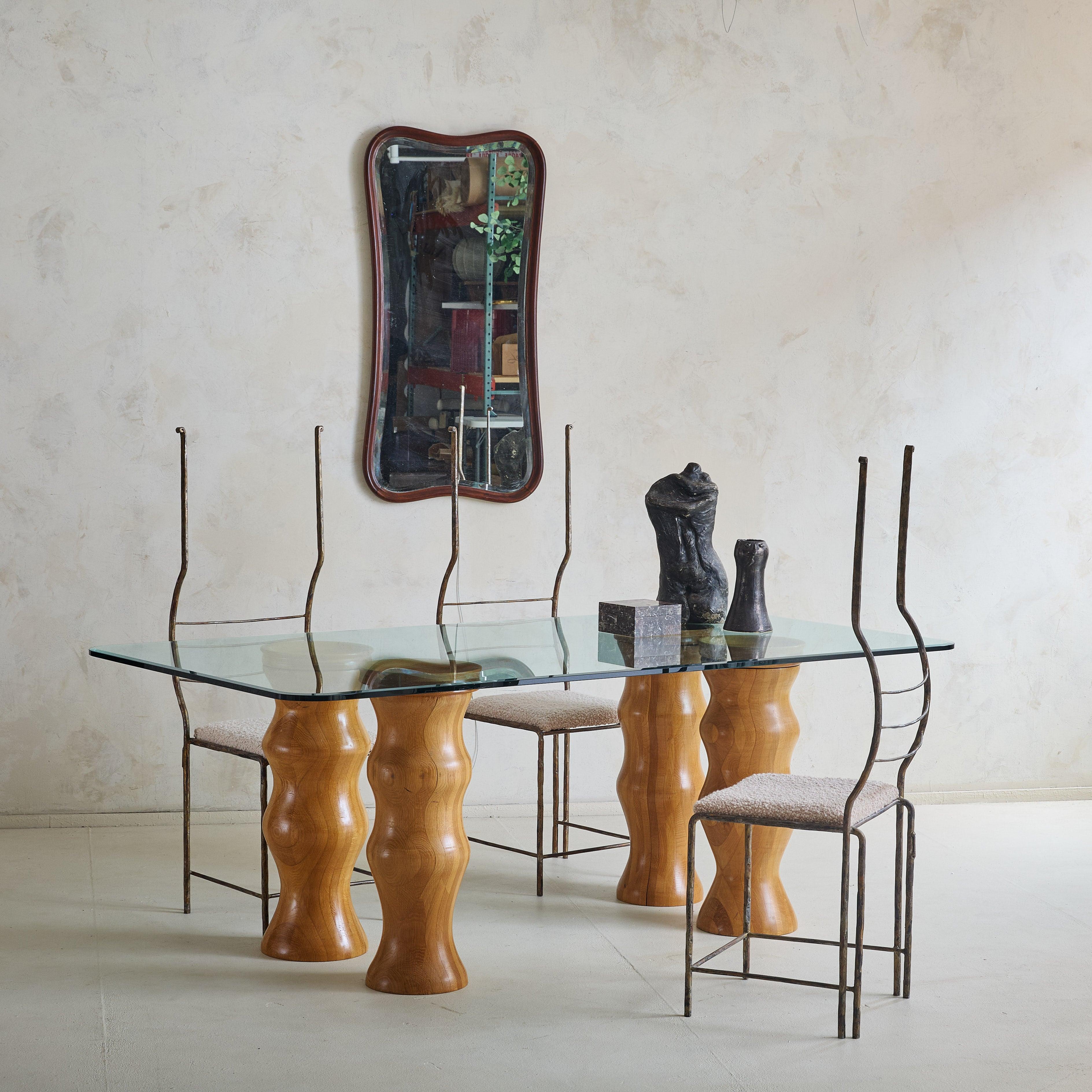 Fabriquée à la main en Italie dans les années 1970, cette table de salle à manger artisanale est une expression sculpturale de la beauté naturelle du bois. Les pieds en bois massif, sculptés en vagues ondulantes, créent une impression de mouvement