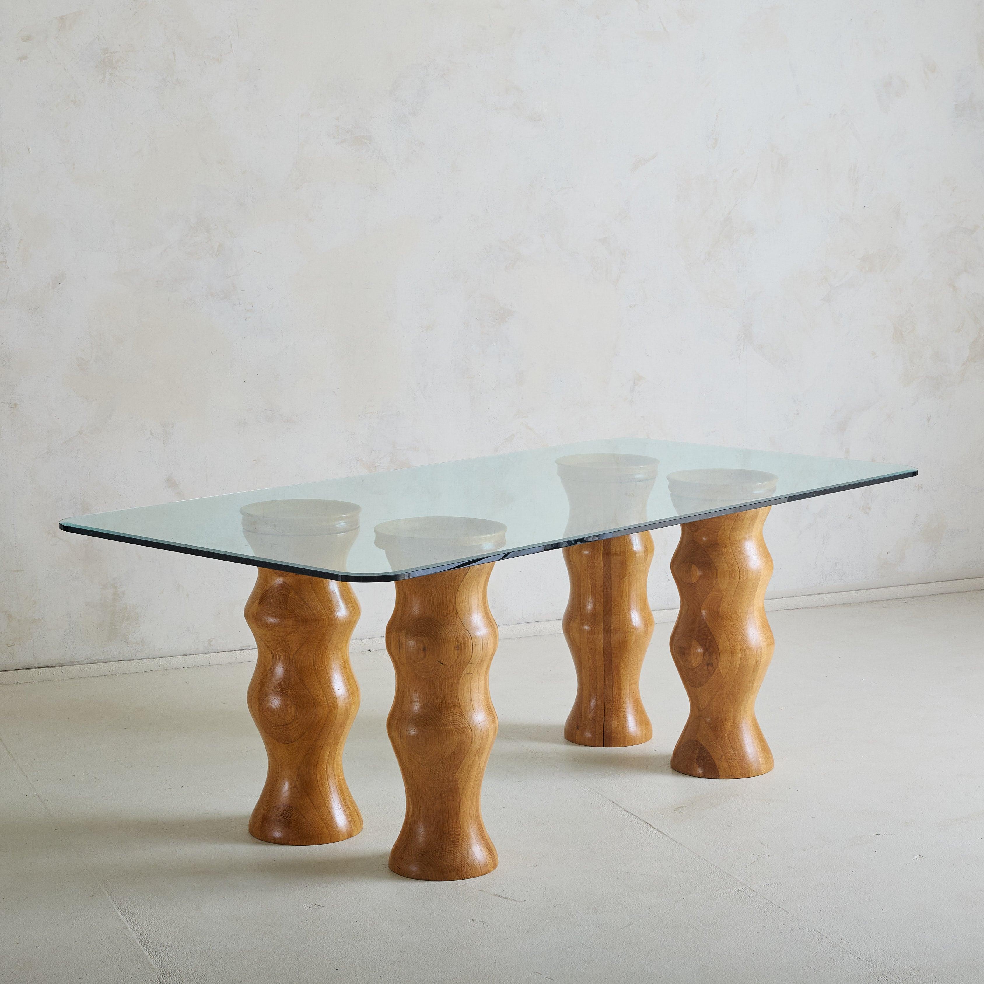 Moderne Table de salle à manger italienne sculpturale en bois avec plateau en verre, 1970 en vente