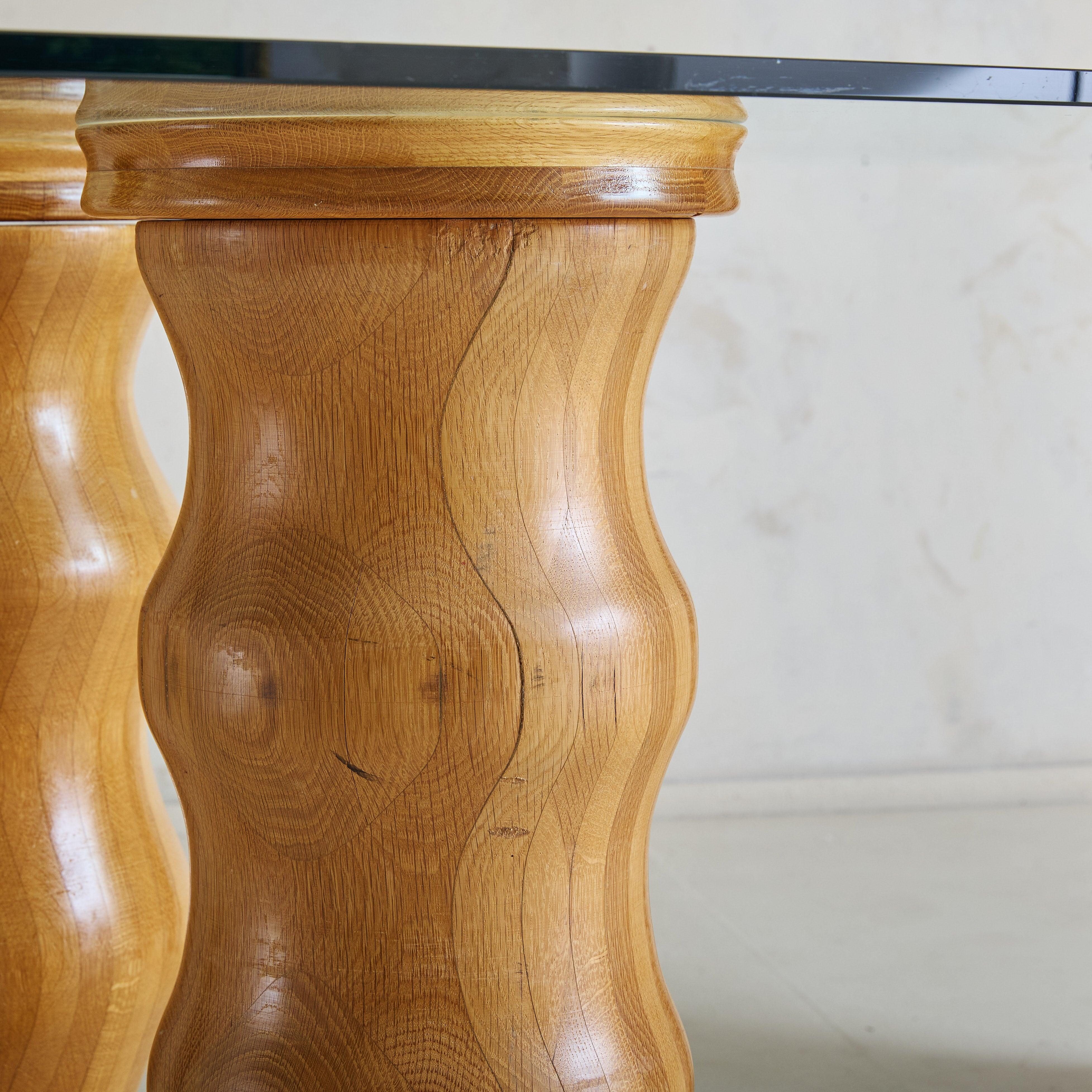 Table de salle à manger italienne sculpturale en bois avec plateau en verre, 1970 Excellent état - En vente à Chicago, IL
