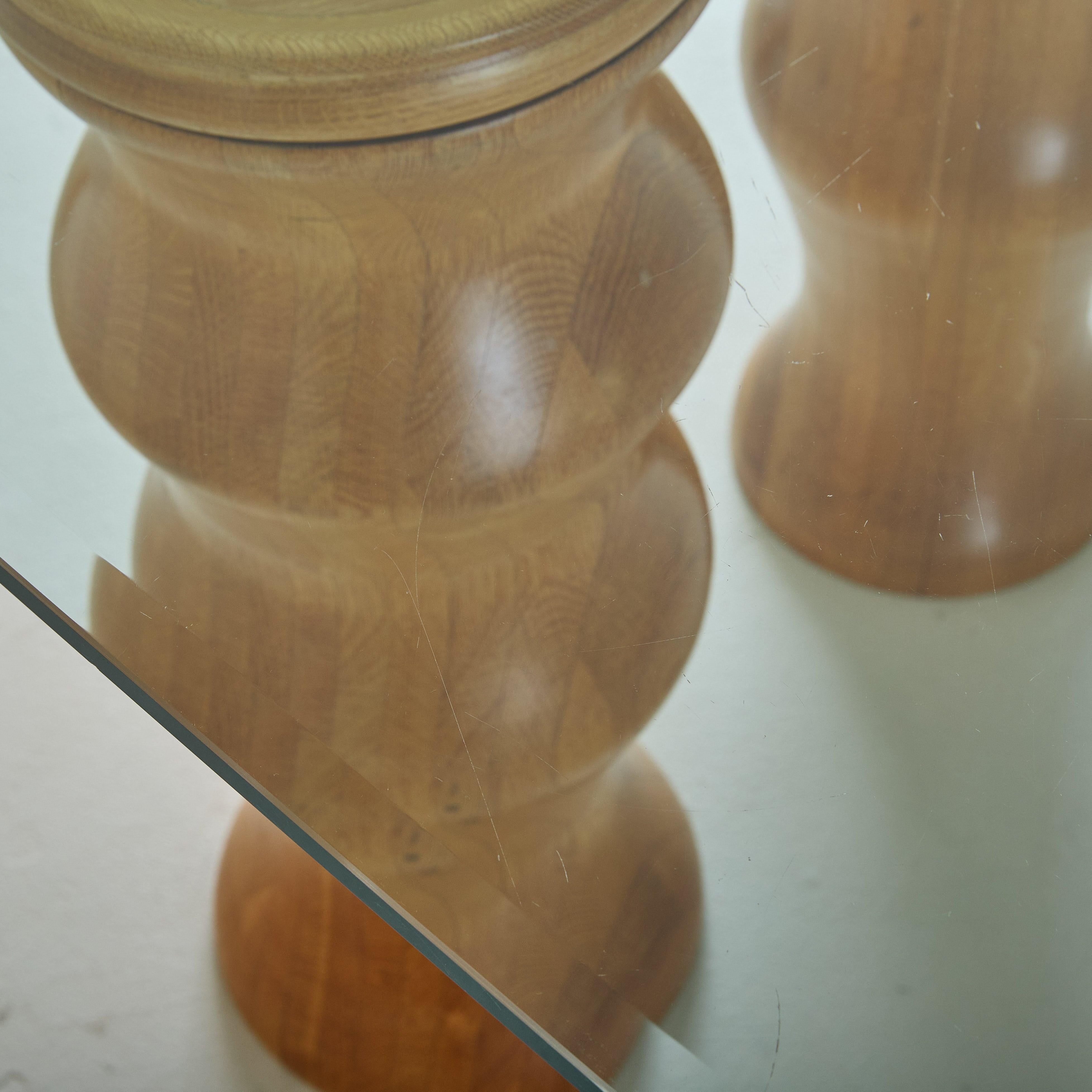 Verre Table de salle à manger italienne sculpturale en bois avec plateau en verre, 1970 en vente