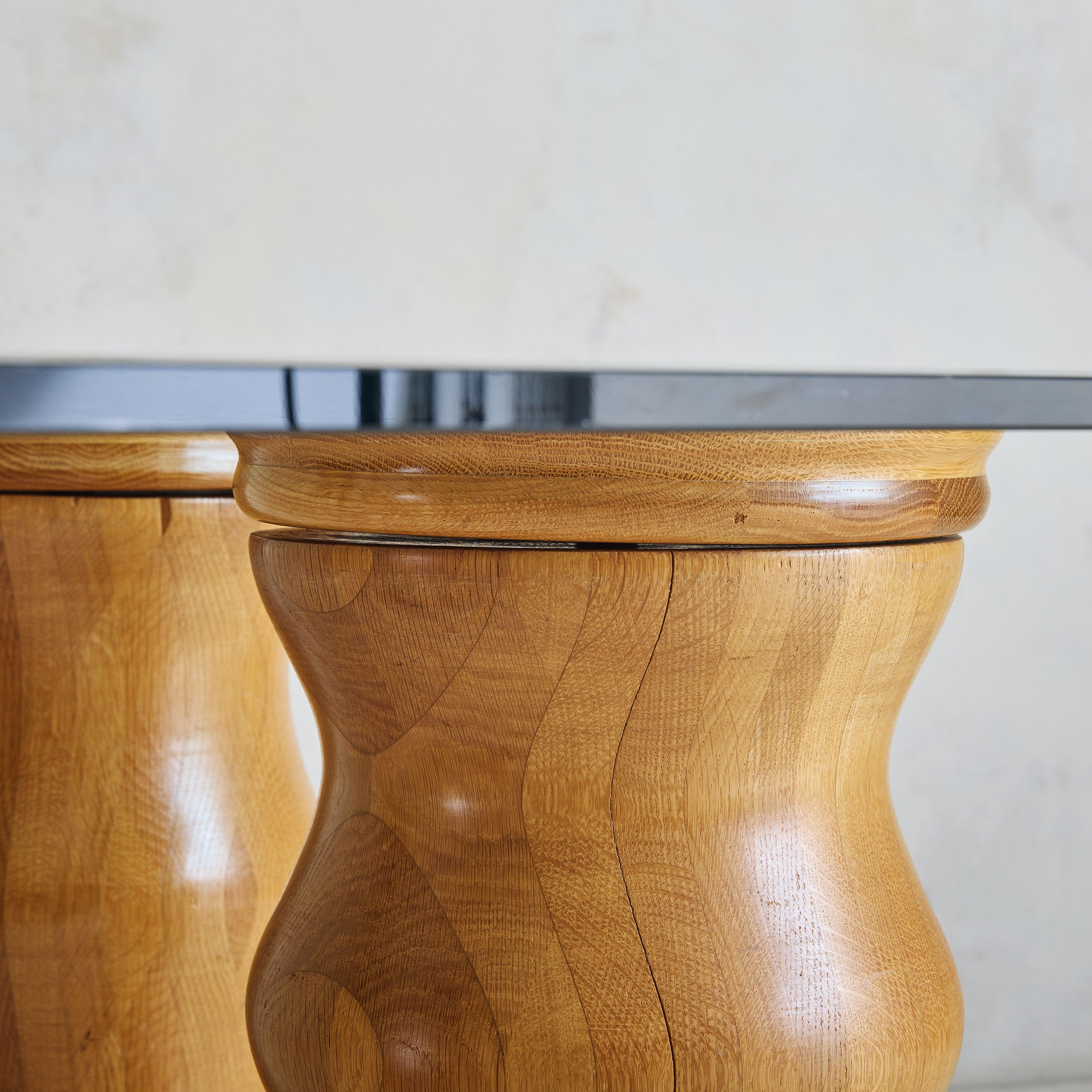 Table de salle à manger italienne sculpturale en bois avec plateau en verre, 1970 en vente 1