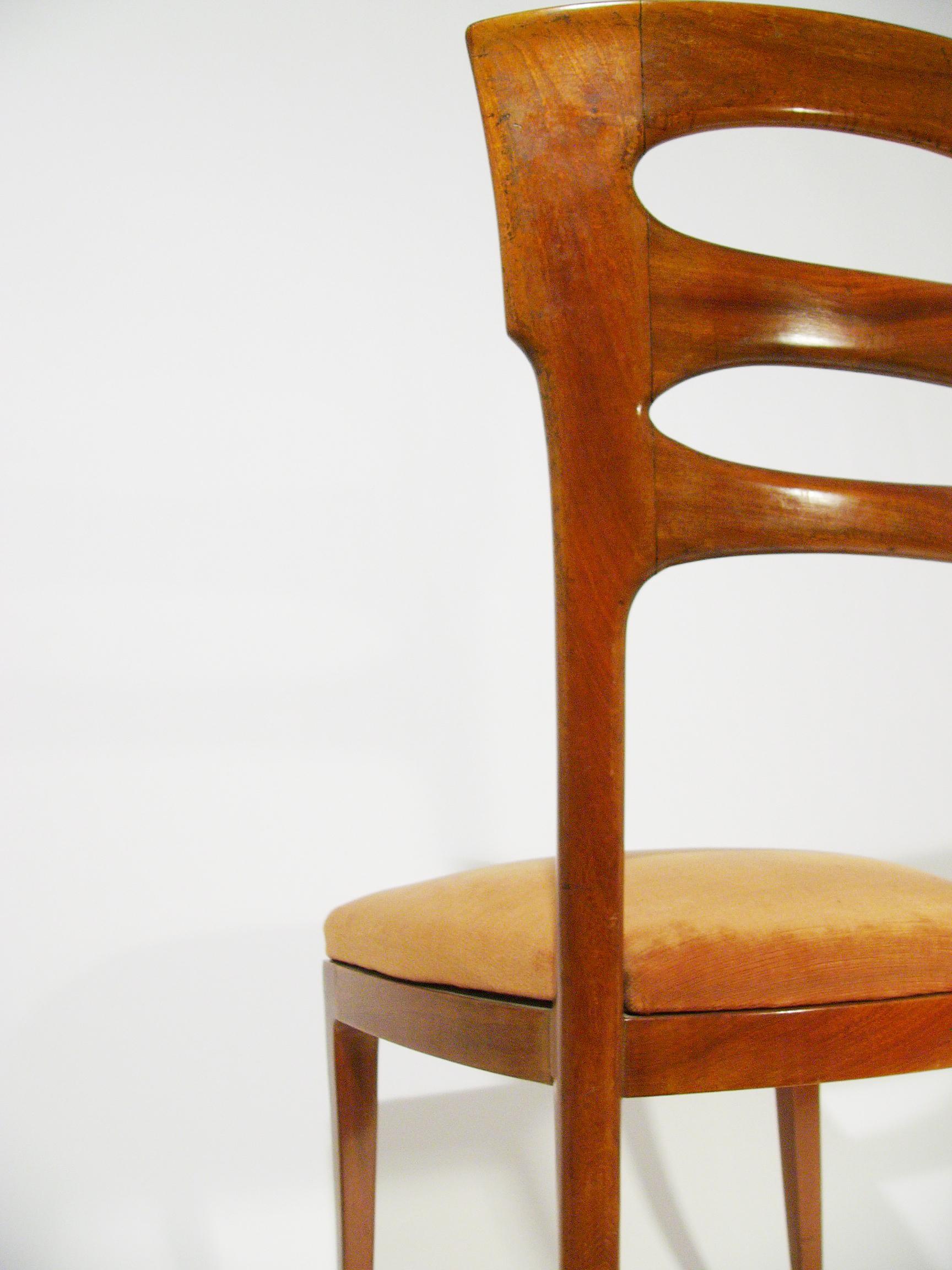 Italian Sculptural Wooden and Pink Velvet Dining Chairs, 1940s, Set of 4 In Good Condition For Sale In Varese, Lombardia