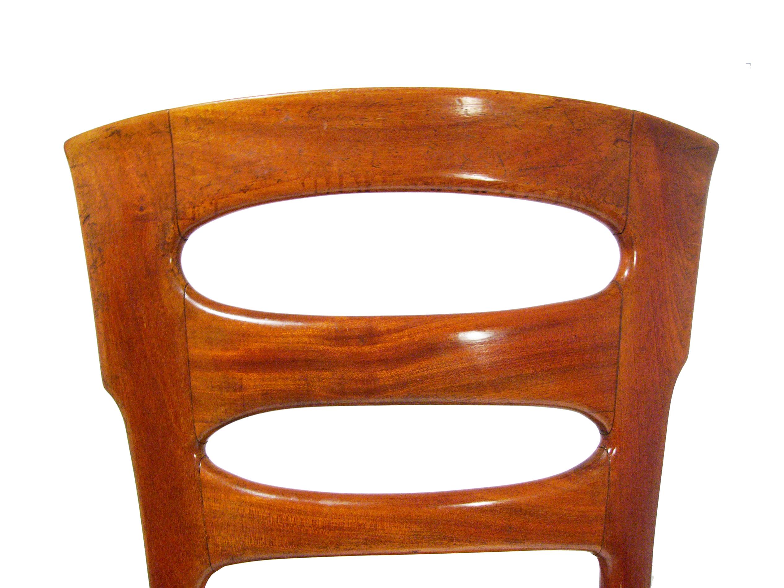 Mid-20th Century Italian Sculptural Wooden and Pink Velvet Dining Chairs, 1940s, Set of 4 For Sale