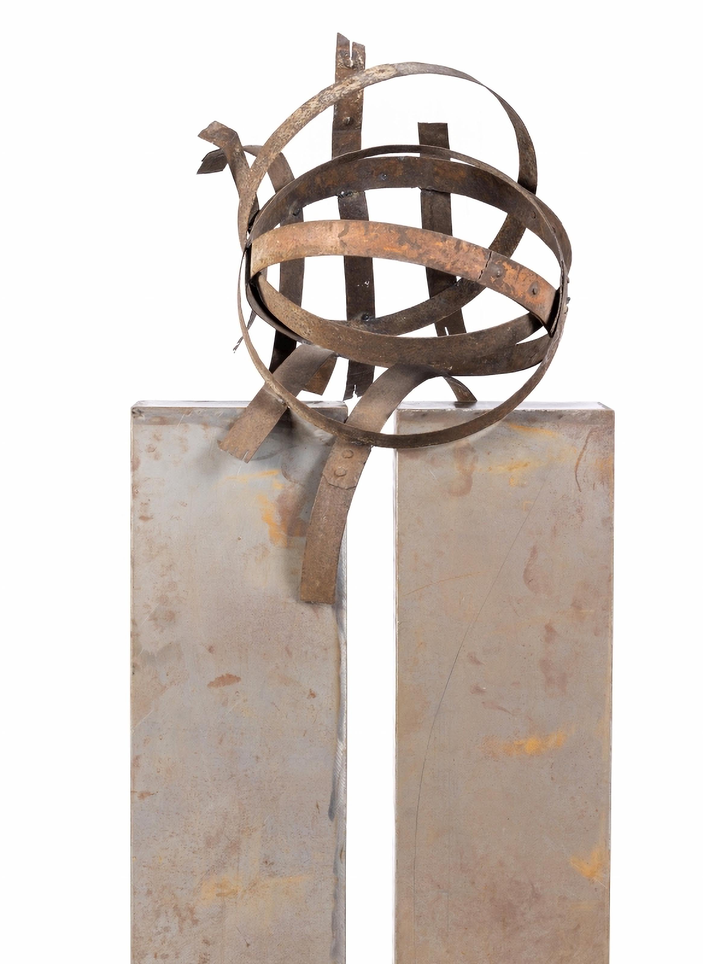 ESFERA AMILAR DE ESCULTURA ITALIANA Siglo XX 
en hierro y metal policromado.
Sin signo 
Dimensiones: 180 x 67 x 30 cm 
buenas condiciones