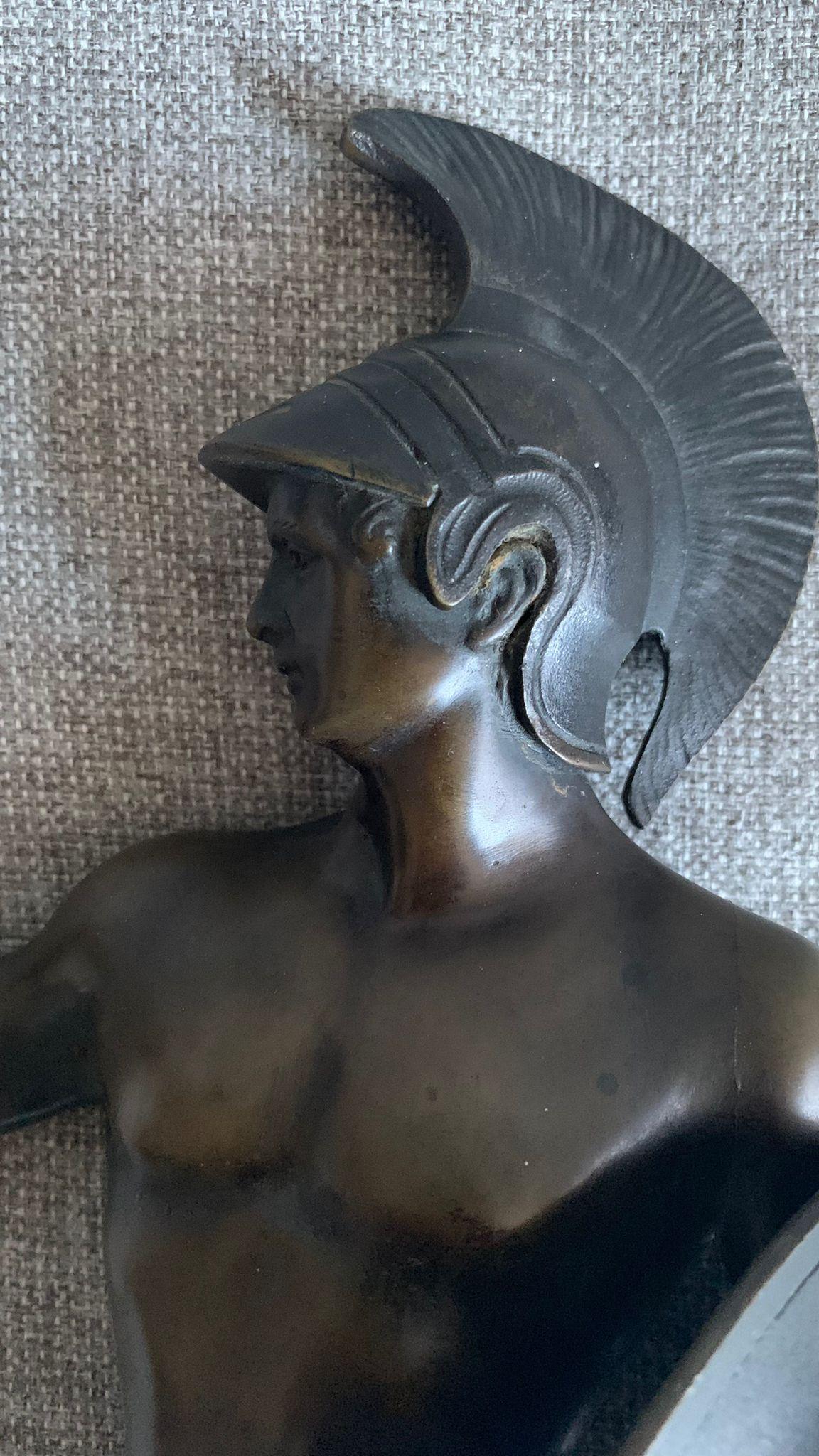 Fait main Sculpture italienne : Un guerrier grec avec une lance et un bouclier Bronze du 19me sicle en vente