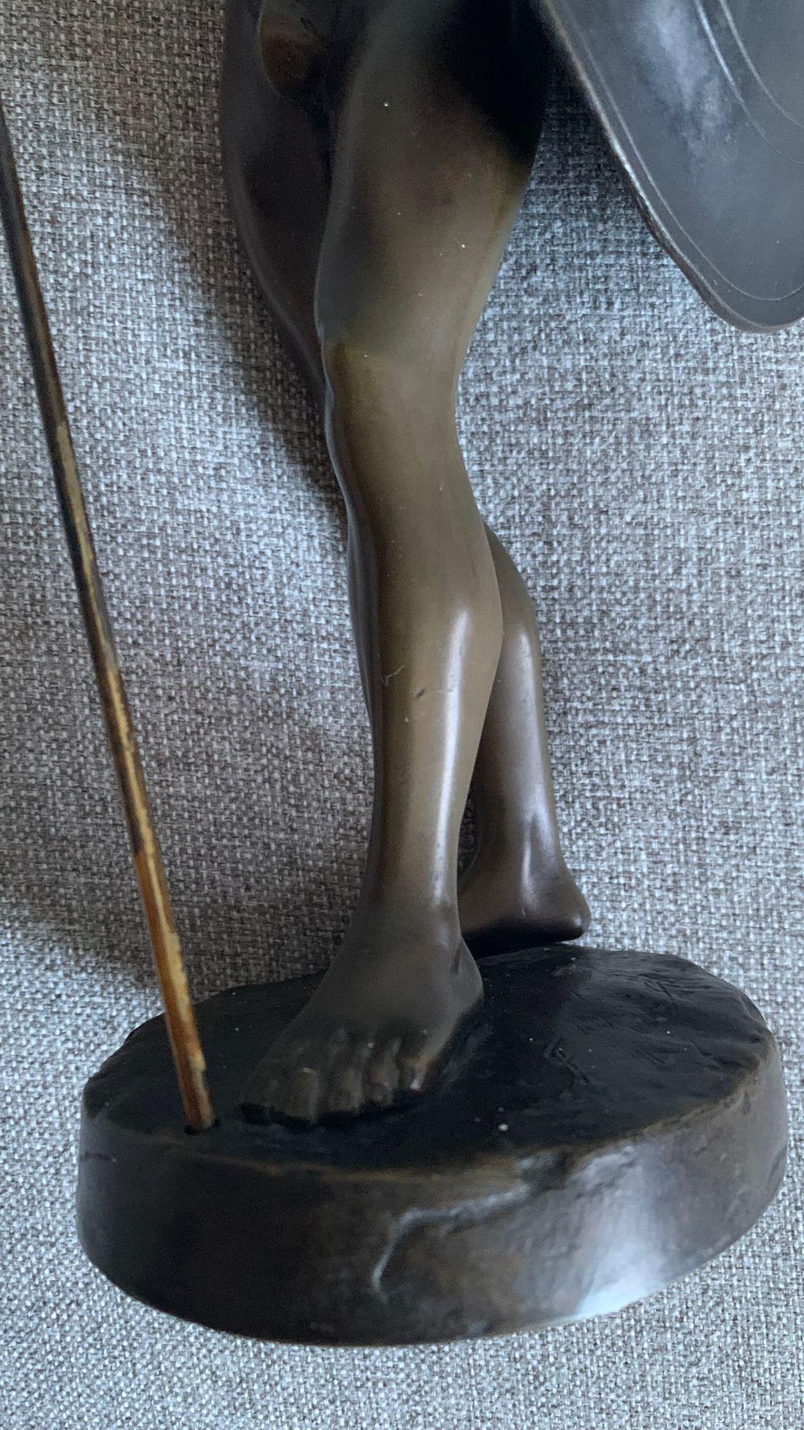 XIXe siècle Sculpture italienne : Un guerrier grec avec une lance et un bouclier Bronze du 19me sicle en vente
