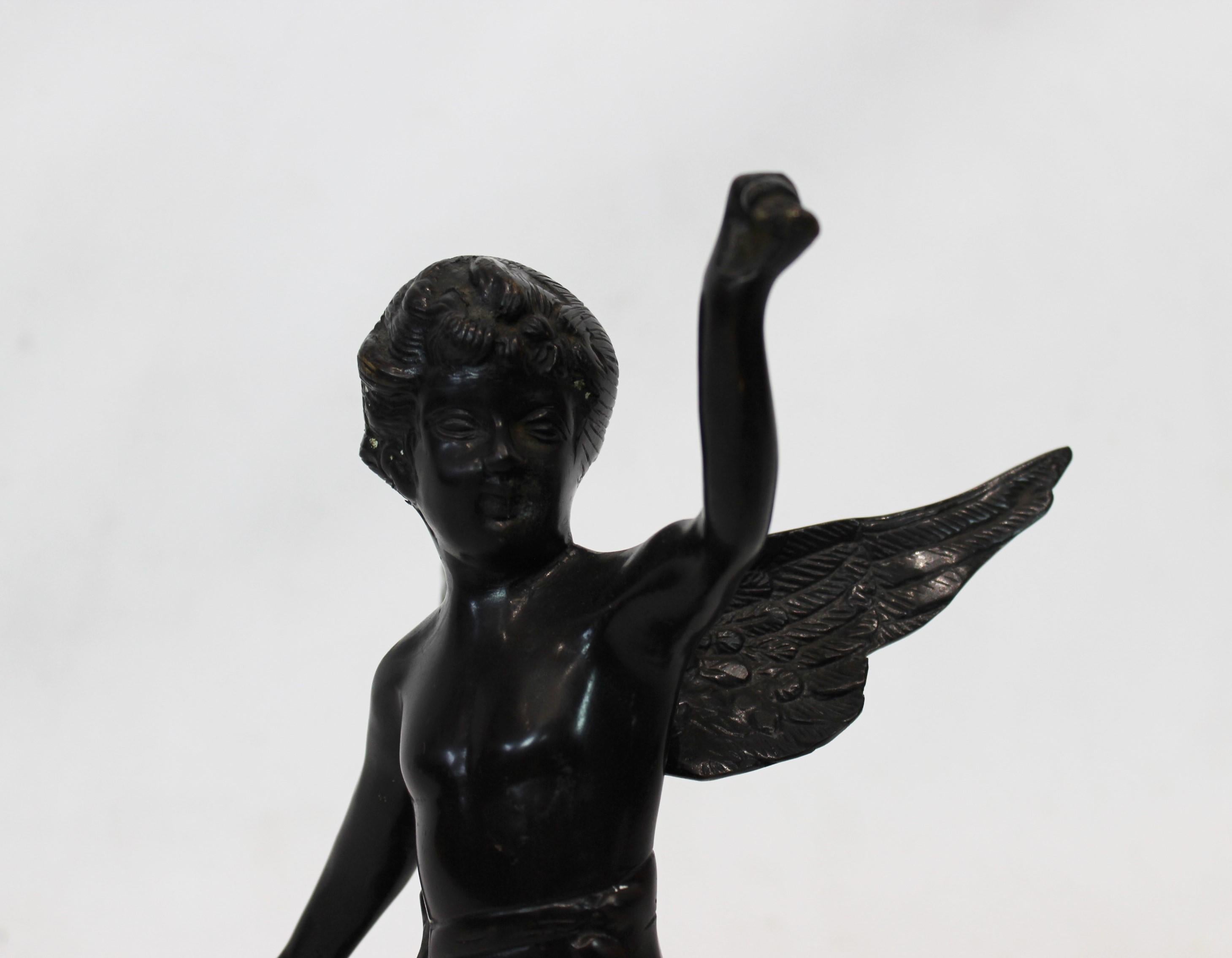 Italienische Skulptur eines Engelsmotivs aus patinierter Bronze aus den 1930er Jahren (Art déco) im Angebot