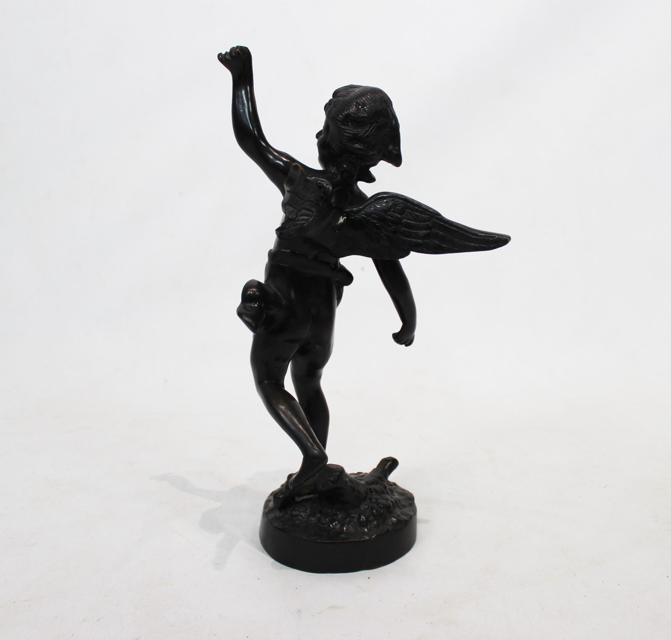 Italienische Skulptur eines Engelsmotivs aus patinierter Bronze aus den 1930er Jahren (Mitte des 20. Jahrhunderts) im Angebot
