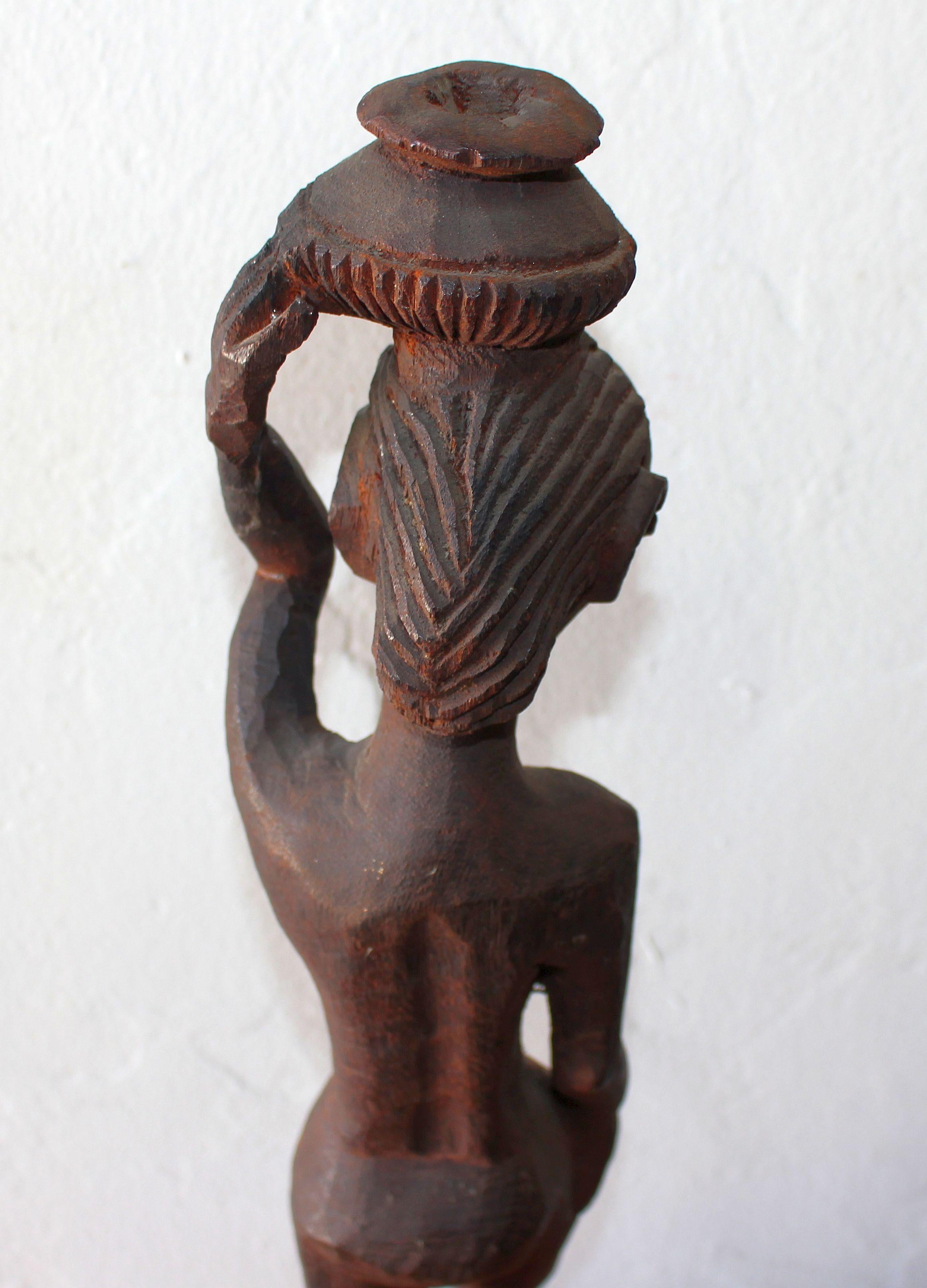 Sculpté à la main Sculpture italienne des femmes africaines en vente
