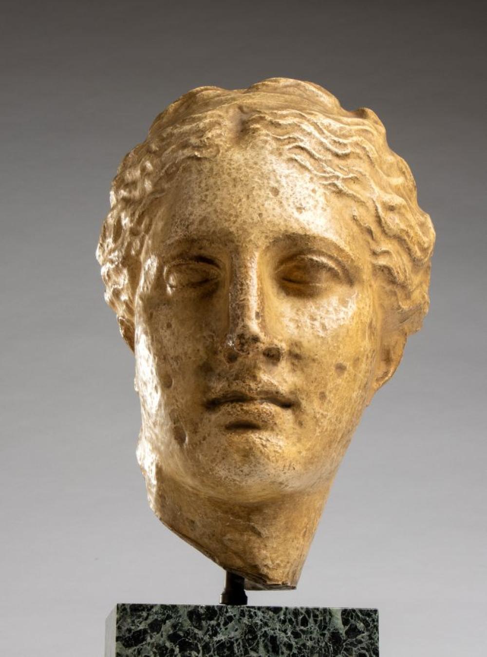 Italienische Gipsskulptur der Hygieia auf grünem Marmorsockel aus dem frühen 20.

Eine fein gearbeitete italienische Gipsskulptur aus dem frühen 20. Jahrhundert, die Hygieia, die verehrte griechische und römische Göttin der Gesundheit und Hygiene,