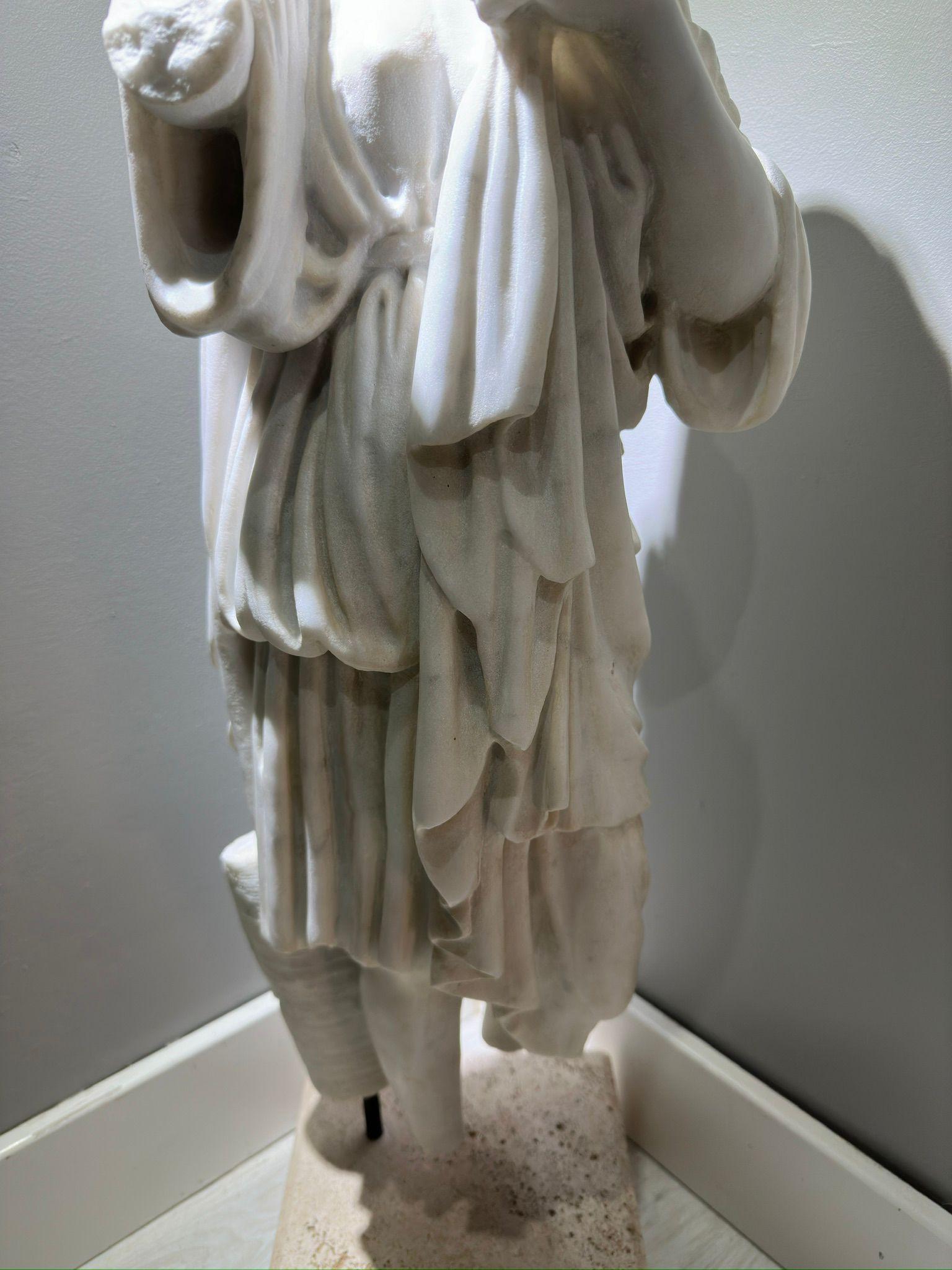Italienische Skulptur „Venus Gabi“ Kopffreier Torso aus Carrara-Marmor des frühen 20. Jahrhunderts im Angebot 5