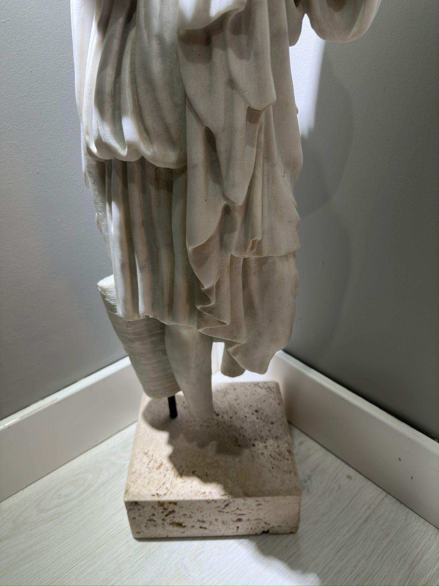 Italienische Skulptur „Venus Gabi“ Kopffreier Torso aus Carrara-Marmor des frühen 20. Jahrhunderts im Angebot 6