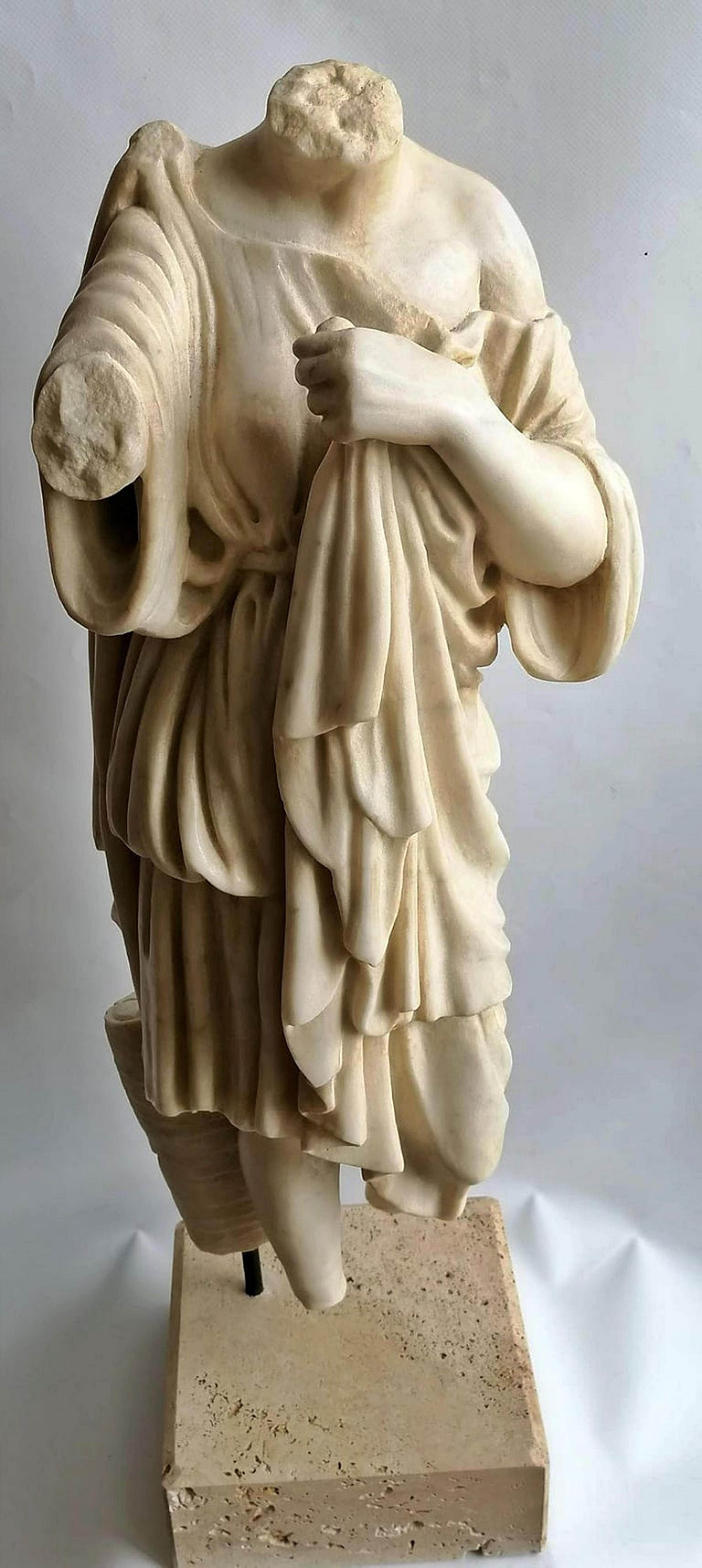 Baroque Sculpture italienne Vénus Gabi, torse sans tête, début du 20e siècle en marbre de Carrare en vente