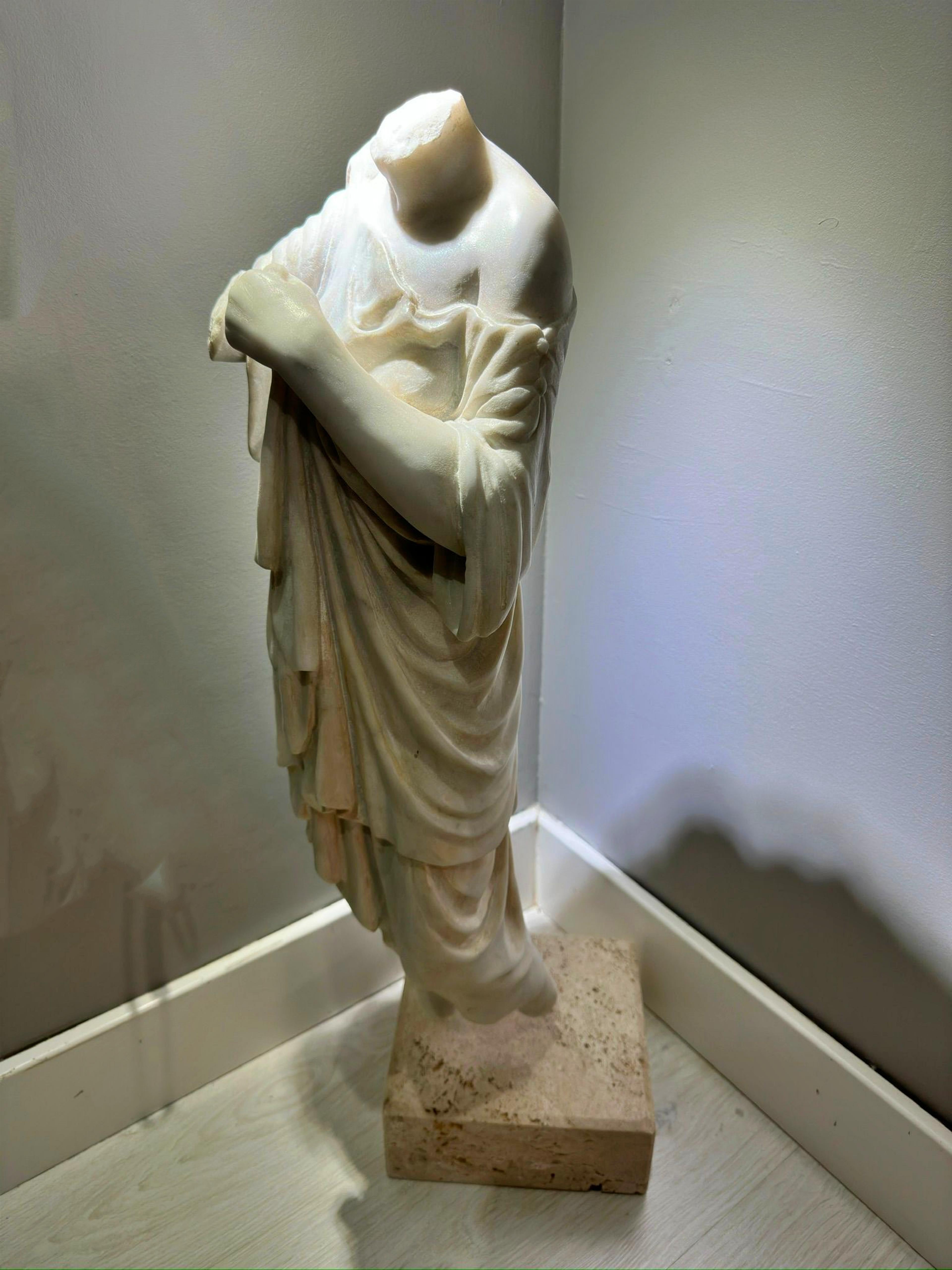 Italienische Skulptur „Venus Gabi“ Kopffreier Torso aus Carrara-Marmor des frühen 20. Jahrhunderts (Barock) im Angebot