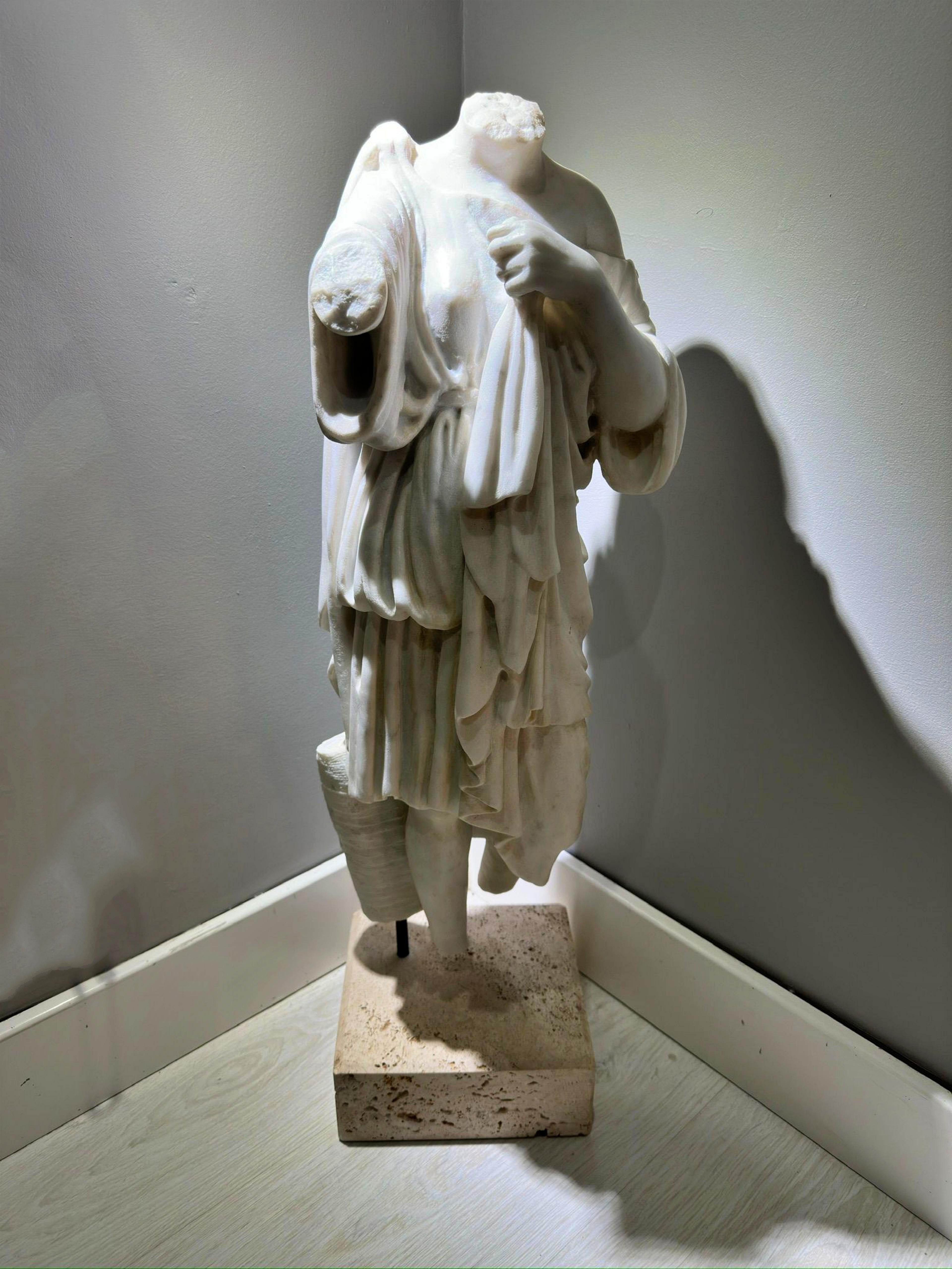 Italienische Skulptur „Venus Gabi“ Kopffreier Torso aus Carrara-Marmor des frühen 20. Jahrhunderts (Handgefertigt) im Angebot