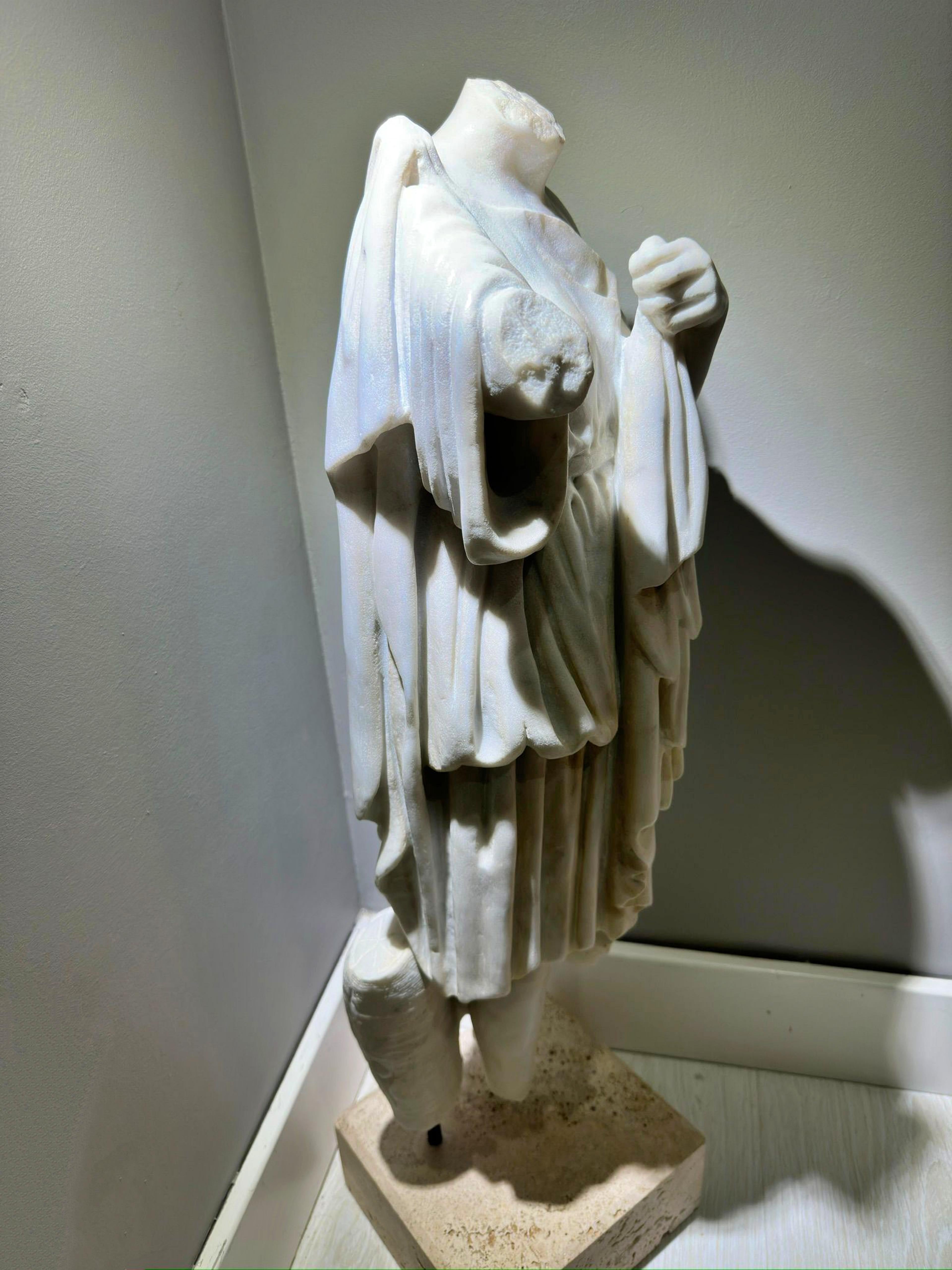 Italienische Skulptur „Venus Gabi“ Kopffreier Torso aus Carrara-Marmor des frühen 20. Jahrhunderts im Zustand „Gut“ im Angebot in Madrid, ES