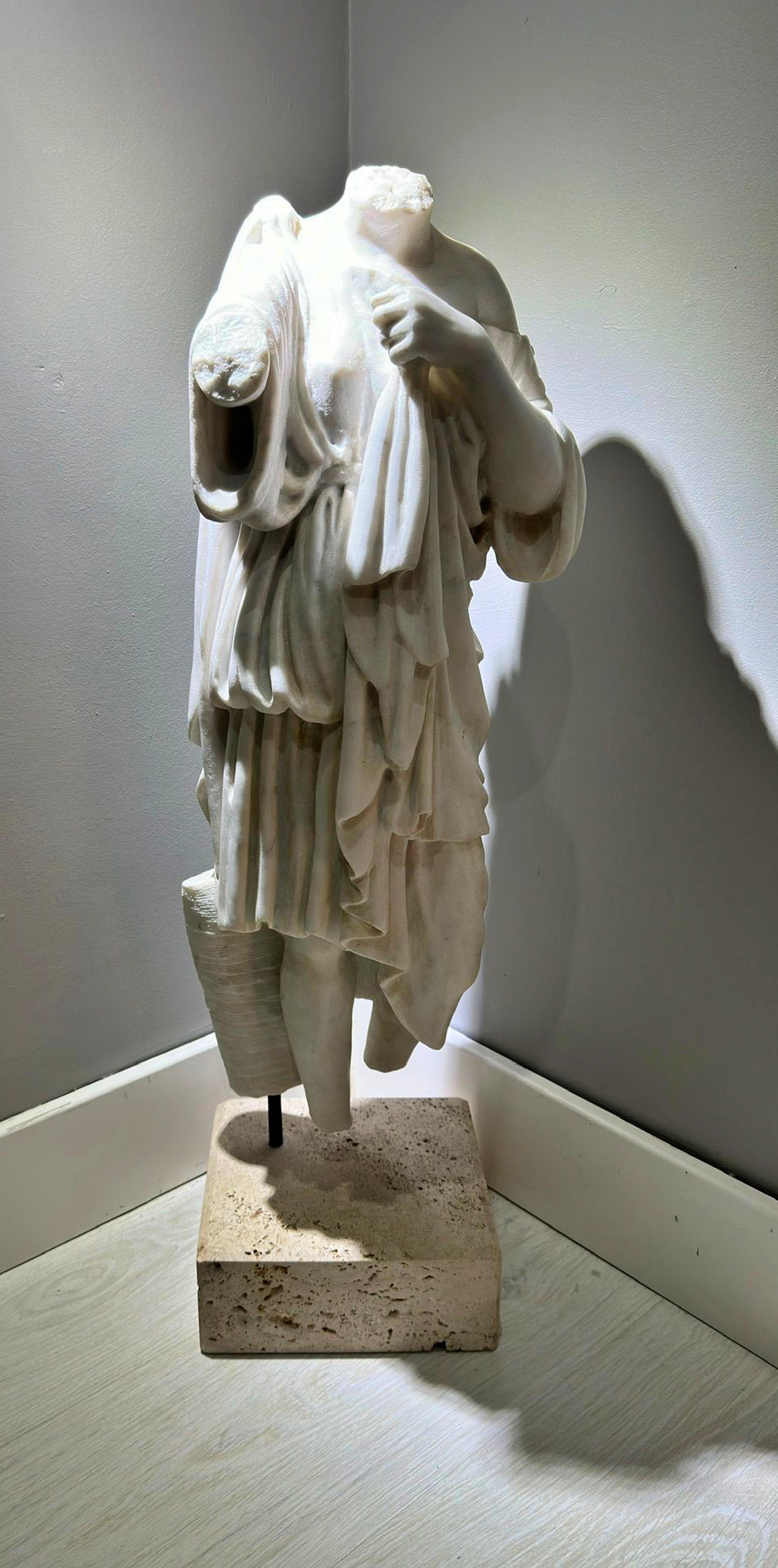Italienische Skulptur „Venus Gabi“ Kopffreier Torso aus Carrara-Marmor des frühen 20. Jahrhunderts im Angebot 1