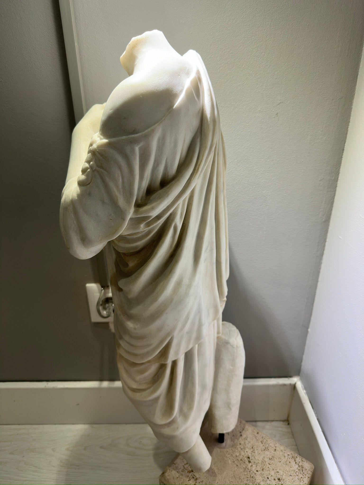 Italienische Skulptur „Venus Gabi“ Kopffreier Torso aus Carrara-Marmor des frühen 20. Jahrhunderts im Angebot 2