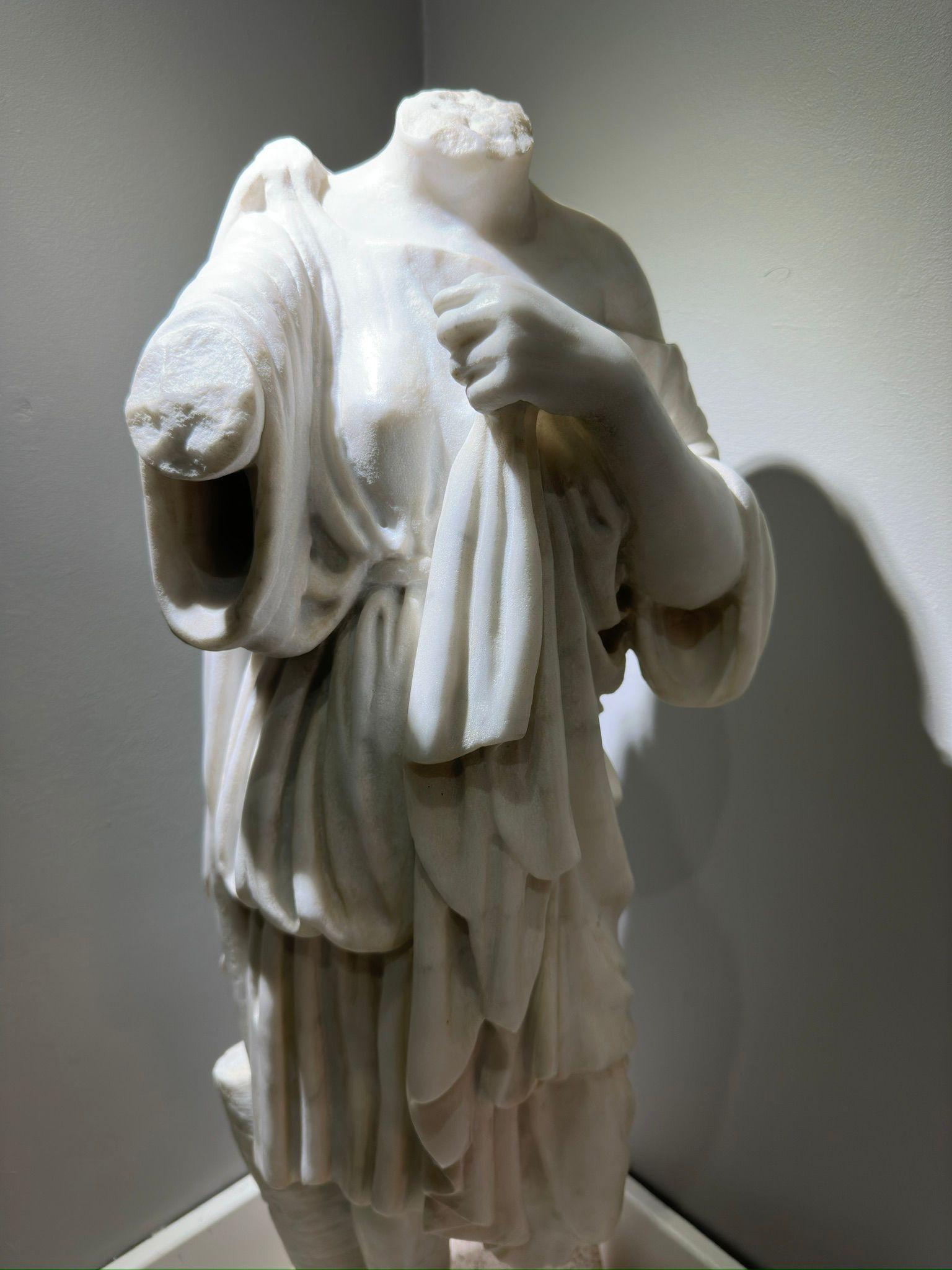 Italienische Skulptur „Venus Gabi“ Kopffreier Torso aus Carrara-Marmor des frühen 20. Jahrhunderts im Angebot 3